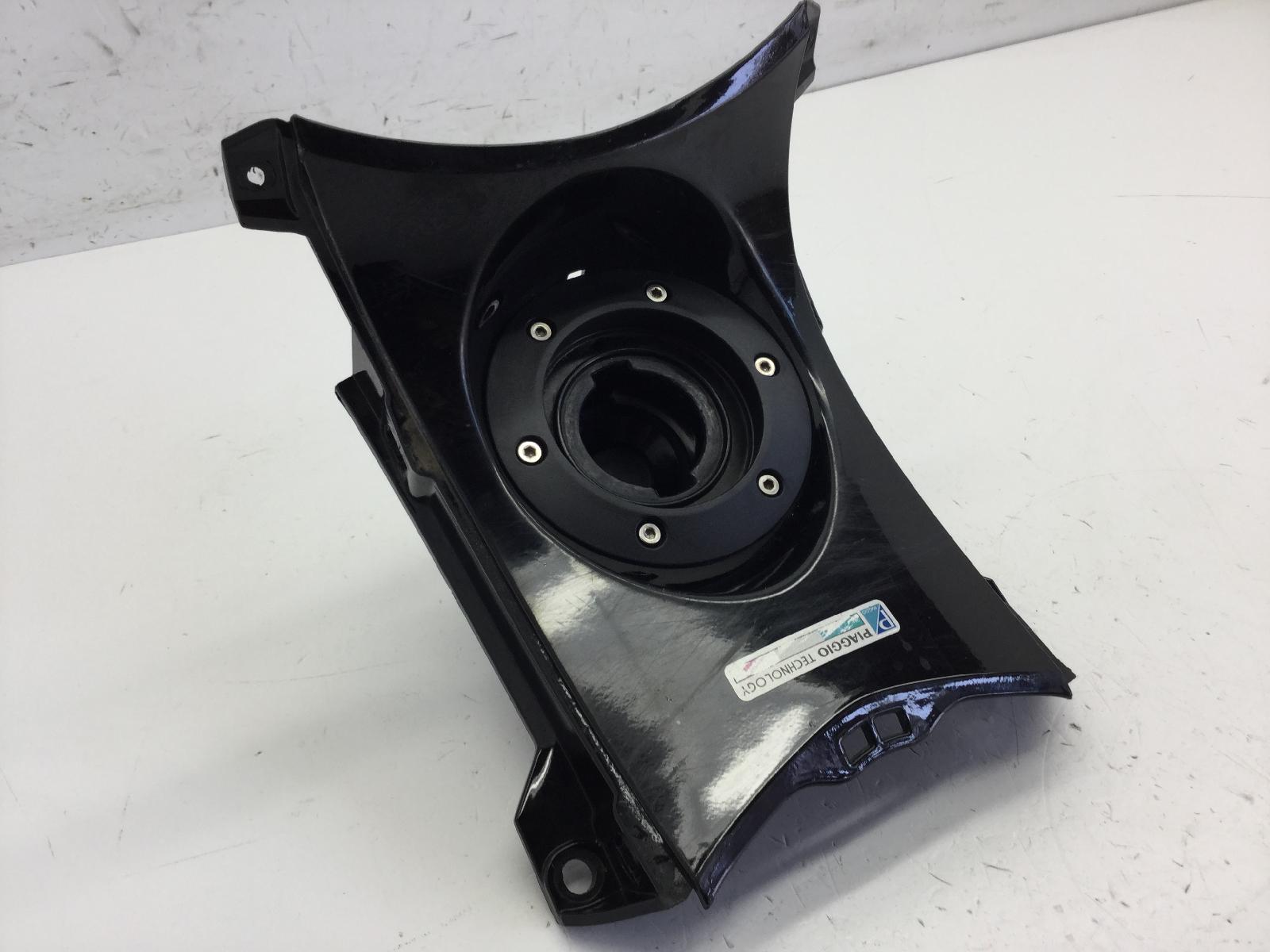 Piaggio beverly 125 carena coperchio centrale + supporto tappo benzina 2010 2015 zamp69100