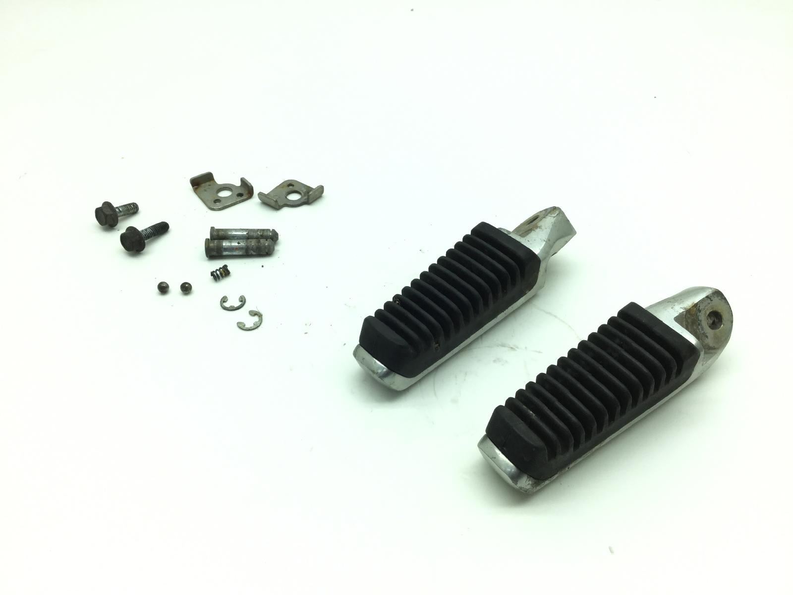 Suzuki sixteen 125 coppia pedane poggiapiedi posteriori 2008 2011 cn111