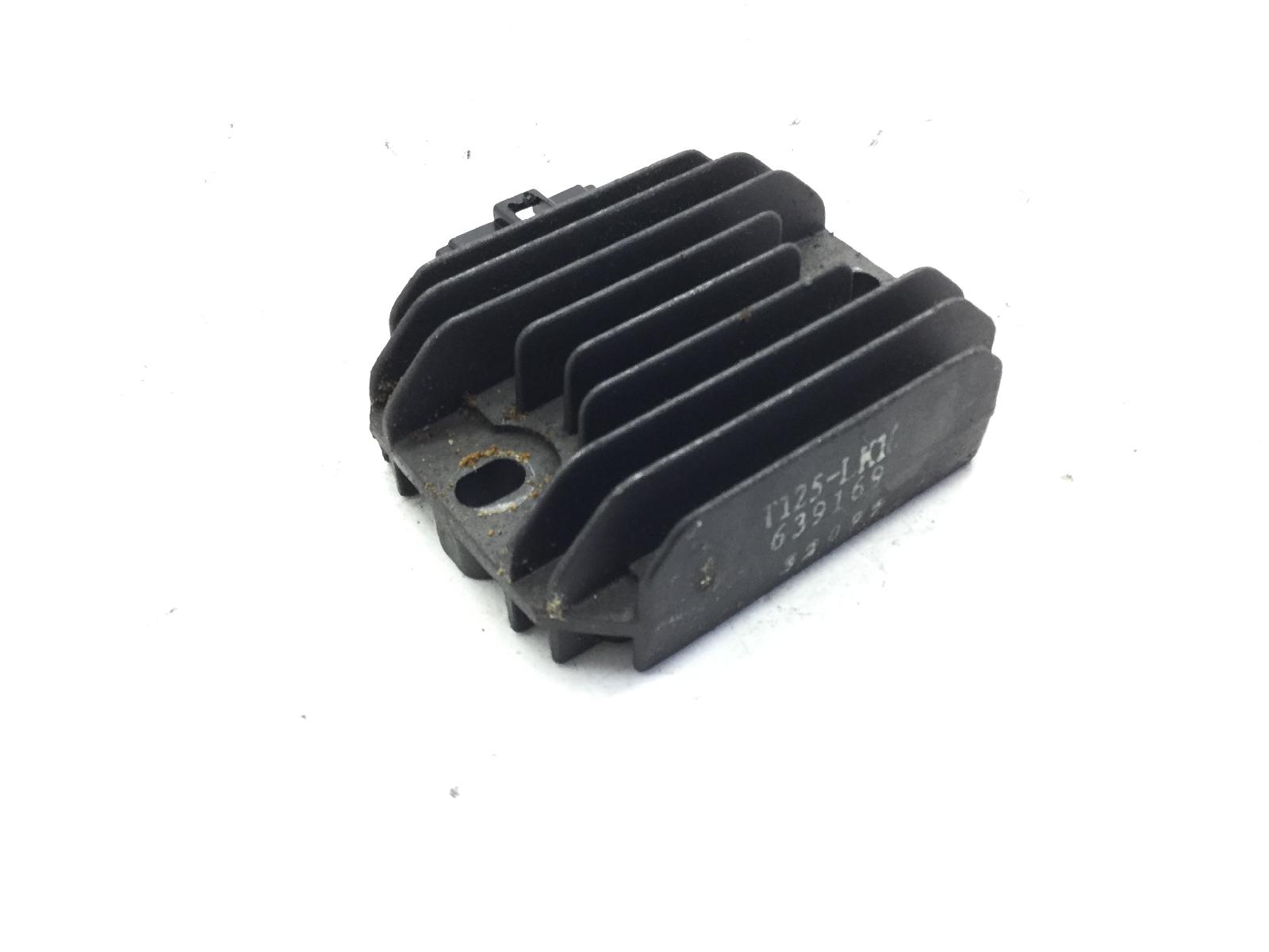Piaggio liberty 125 regolatore di tensione con rottura su plastica spinotto 2006 2007 m38100