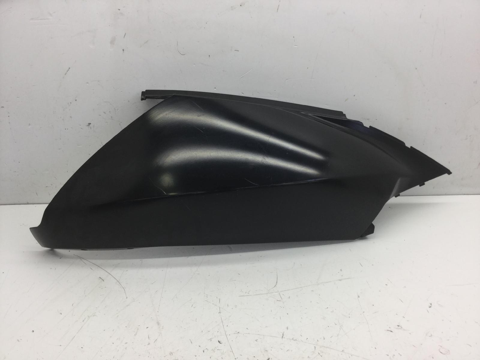 Aprilia atlantic 200 carena fiancata posteriore destra con 2 alette rotte 2003 2005 spa