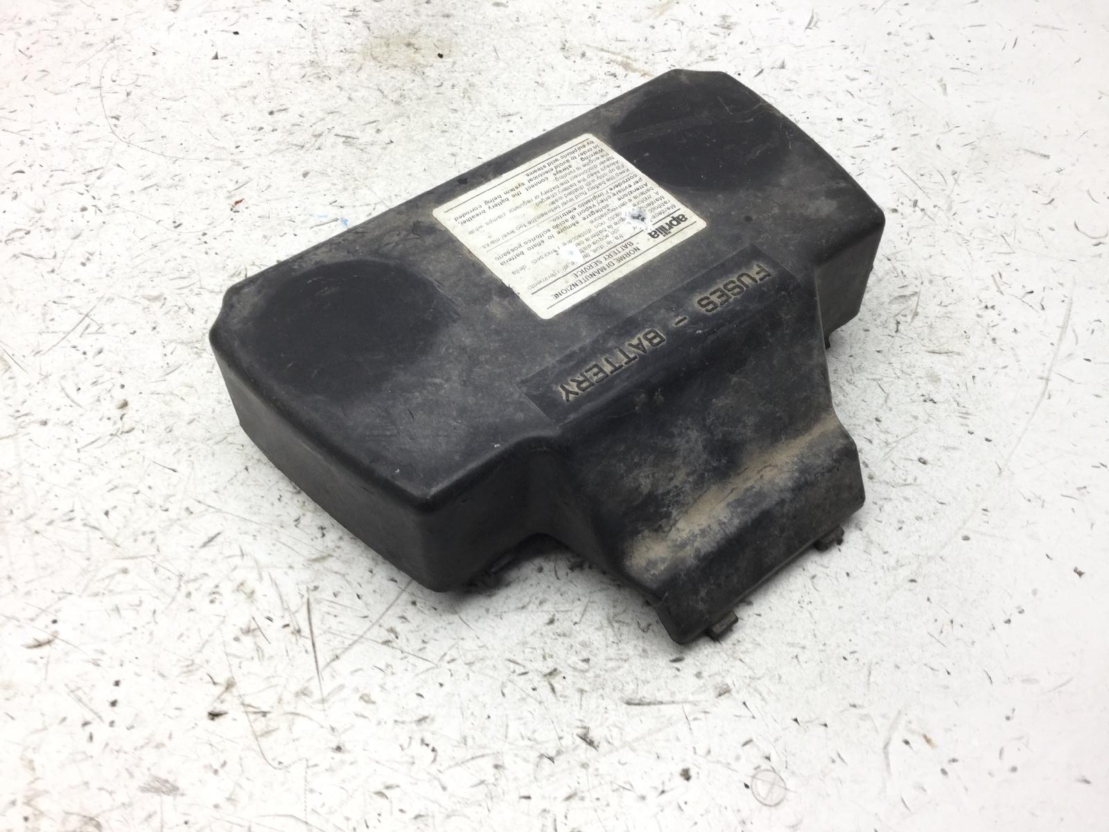 Aprilia scarabeo 4t 50 coperchio tappo vano batteria 2006 2009 tgb00