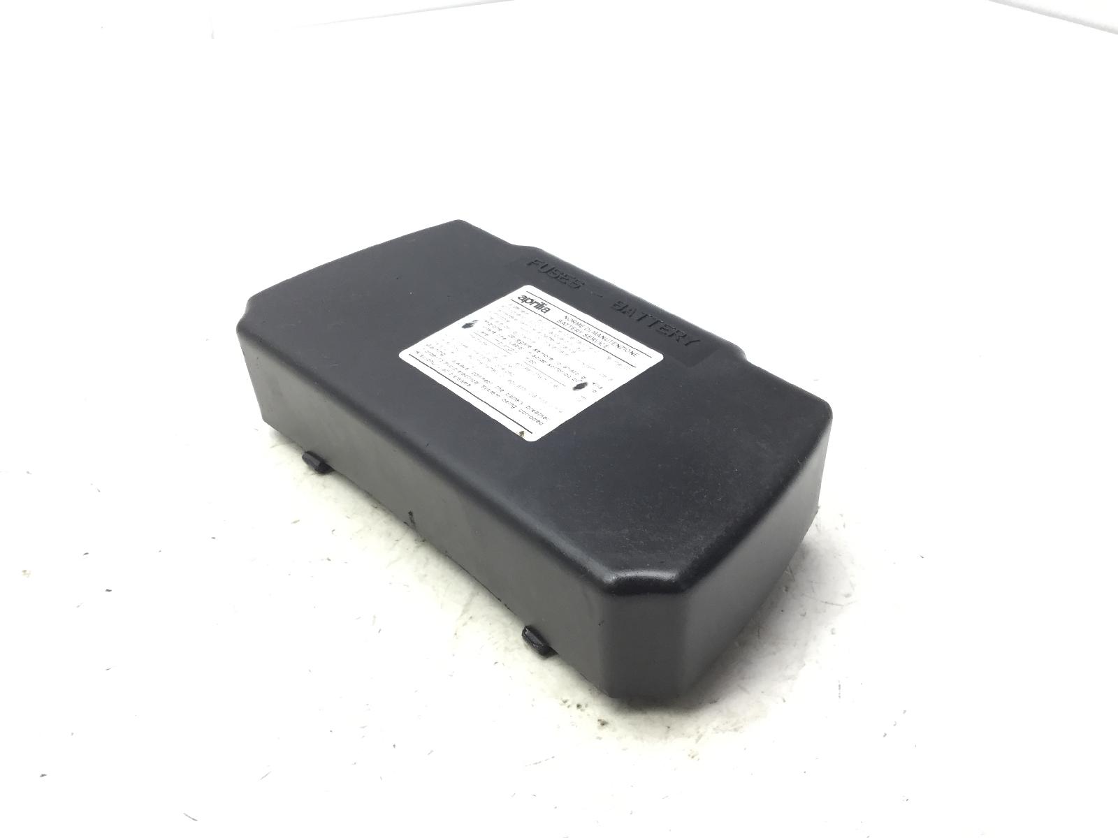 Aprilia scarabeo 4t 50 coperchio tappo vano batteria 2006 2009 tga00