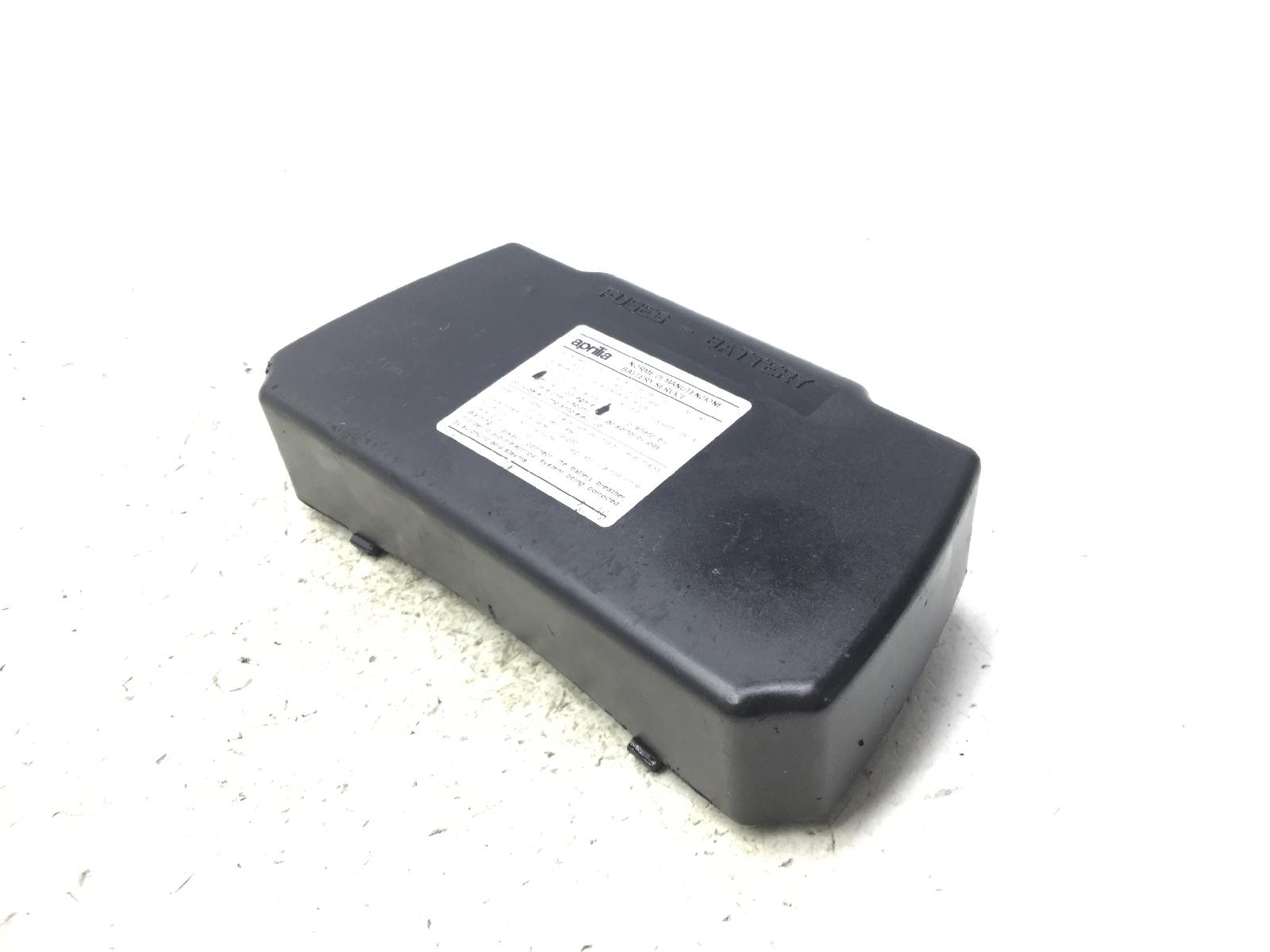 Aprilia scarabeo 4t 50 coperchio tappo vano batteria 2006 2009 tgb00