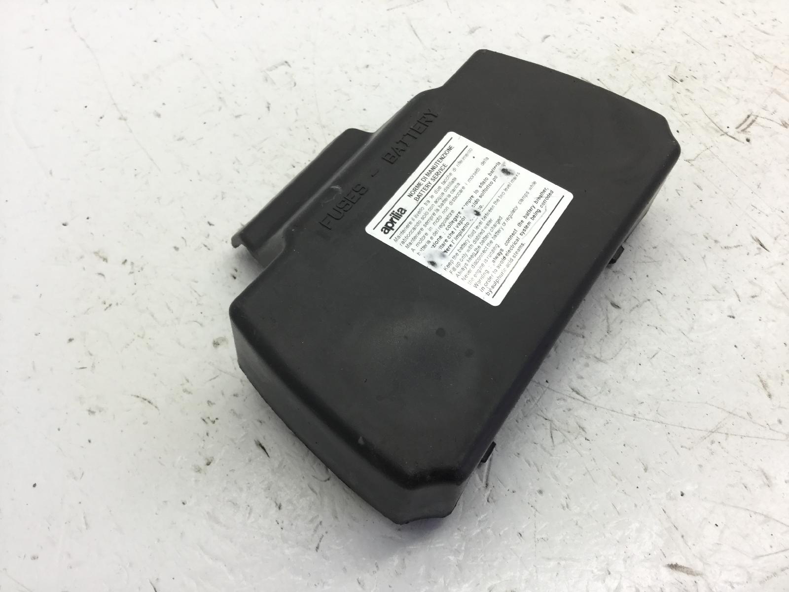 Aprilia scarabeo 4t 50 carena coperchio tappo vano batteria 2002 2006 tg000