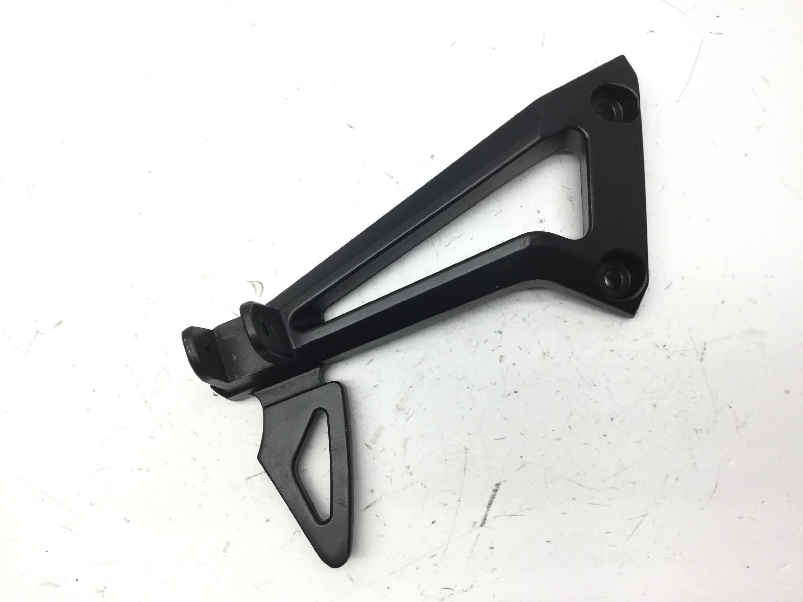 Yamaha fz6 s2 600 supporto pedana poggiapiede posteriore sinistra 2008 2008 rj146