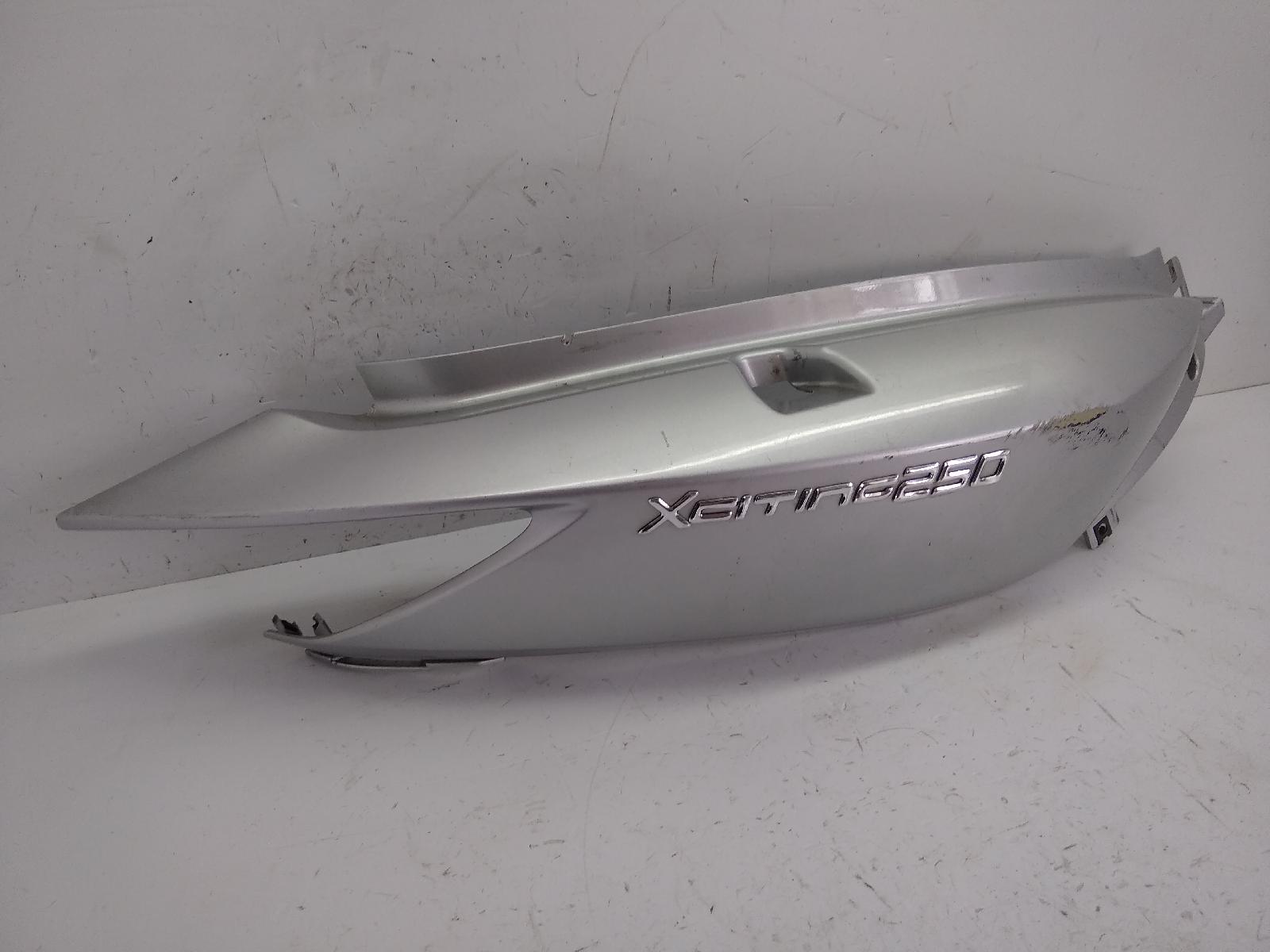 Kymco xciting i 250 carena fiancata posteriore destra con attacco rotto 2006 2007 t71010