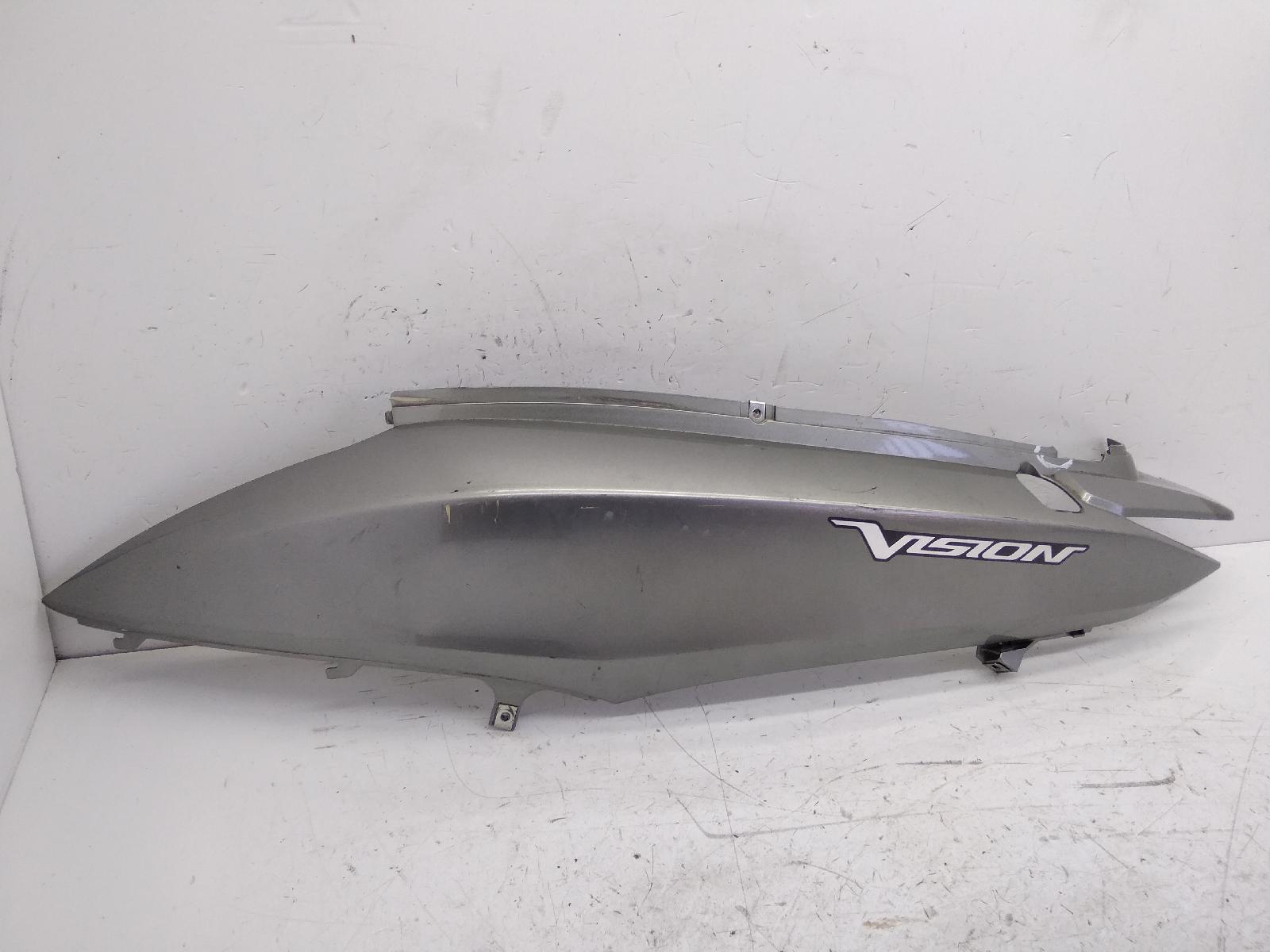 Honda vision 4t 50 carena fiancata posteriore sinistra - attacco rotto 2012 2012 af72a
