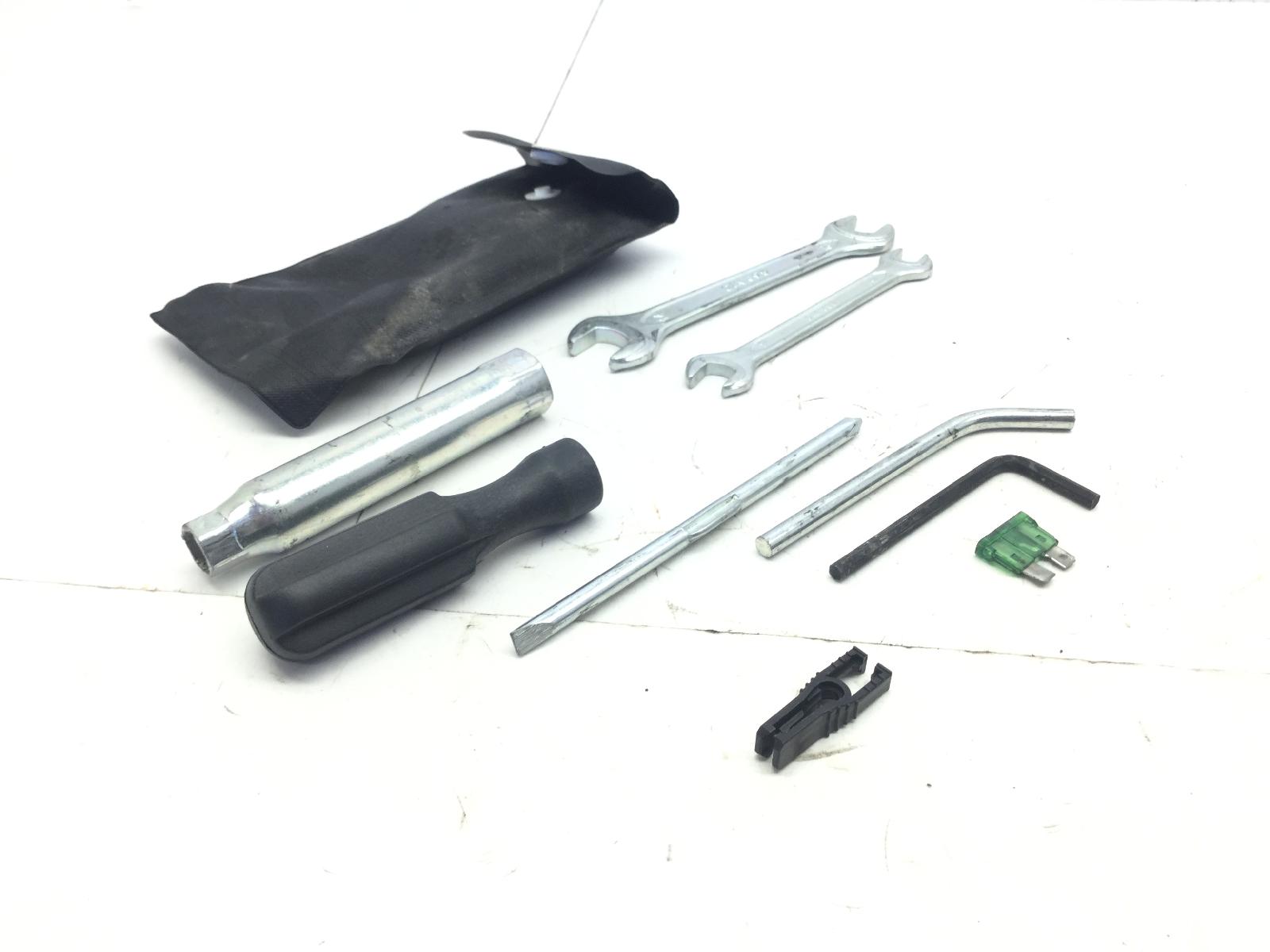 Piaggio beverly tourer 300 kit attrezzi attrezzatura di bordo 2009 2010 m28a00