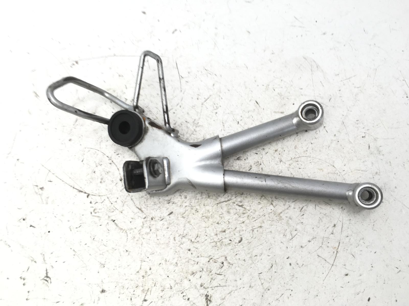 Suzuki gsf bandit s 600 staffa supporto pedana posteriore destra 2000 2004 a8111