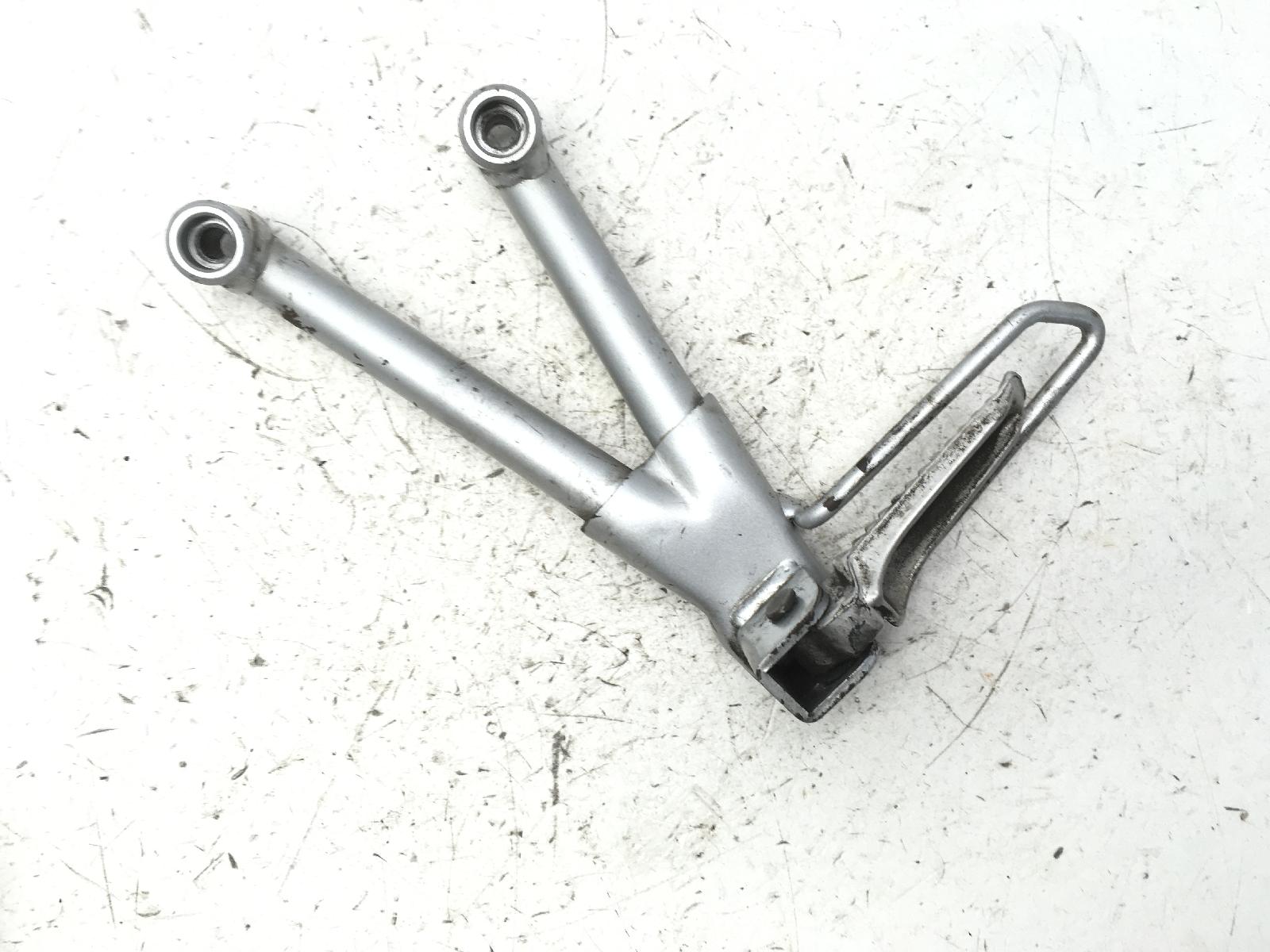Suzuki gsf bandit s 600 staffa supporto e pedana posteriore sinistra 2000 2004 a8111