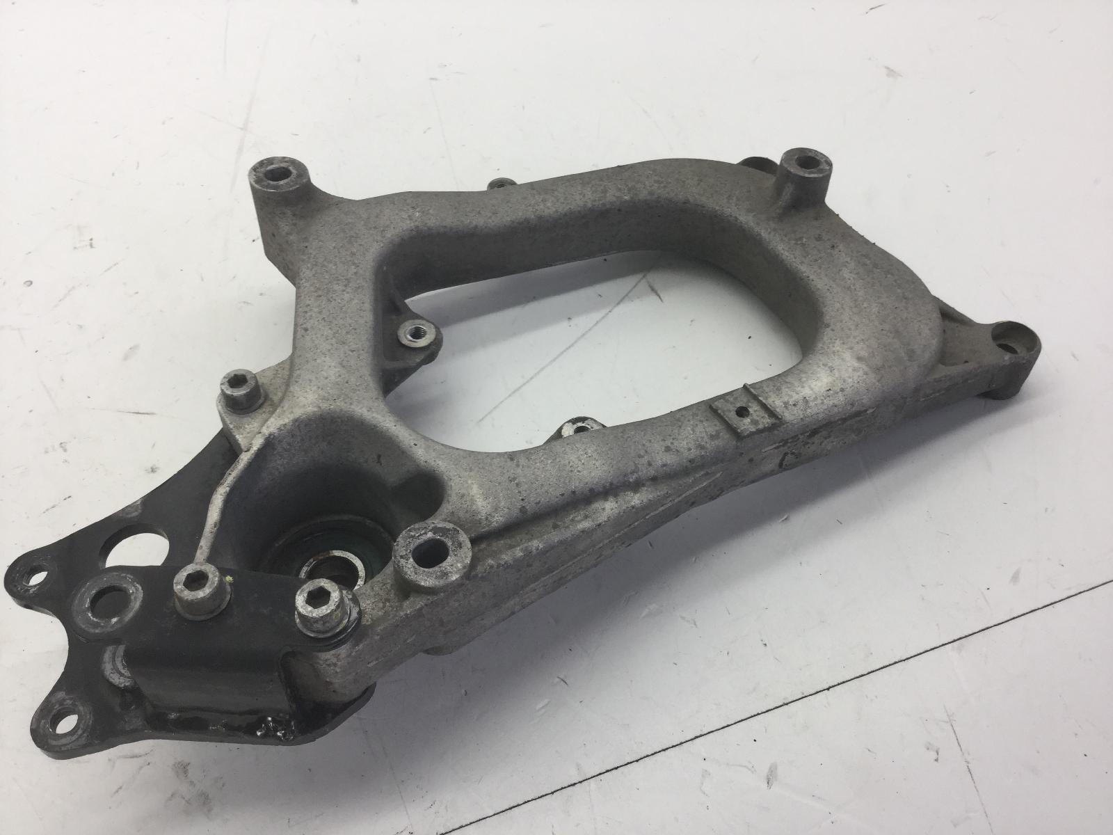 Piaggio mp3 250 staffa supporto scarico marmitta 2006 2008 m47201