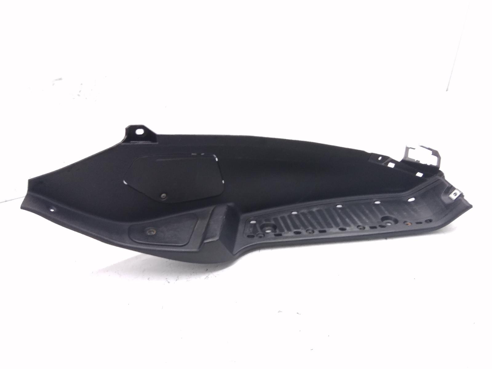 Piaggio mp3 250 carena pedana destra con rottura 2006 2008 m47201