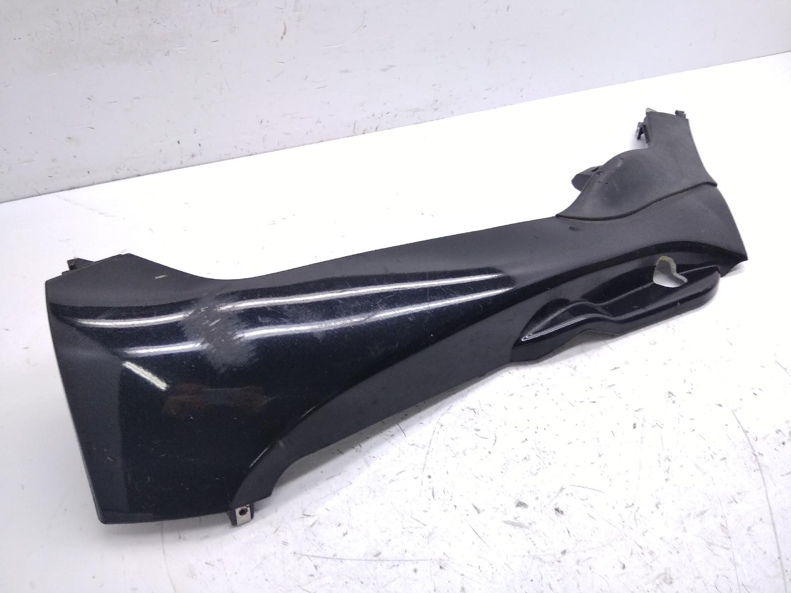 Piaggio mp3 250 carena sottopedana sinistra con foro 2006 2008 m47201