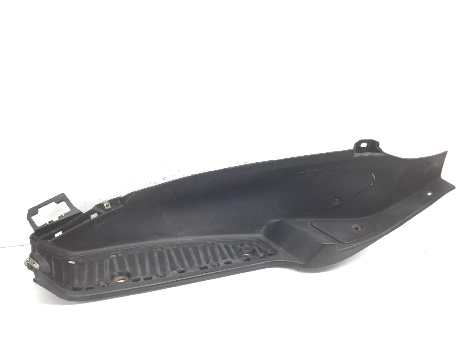 Piaggio mp3 250 carena pedana pavimento poggiapiedi sinistra attacco rotto 2006 2008 m47201