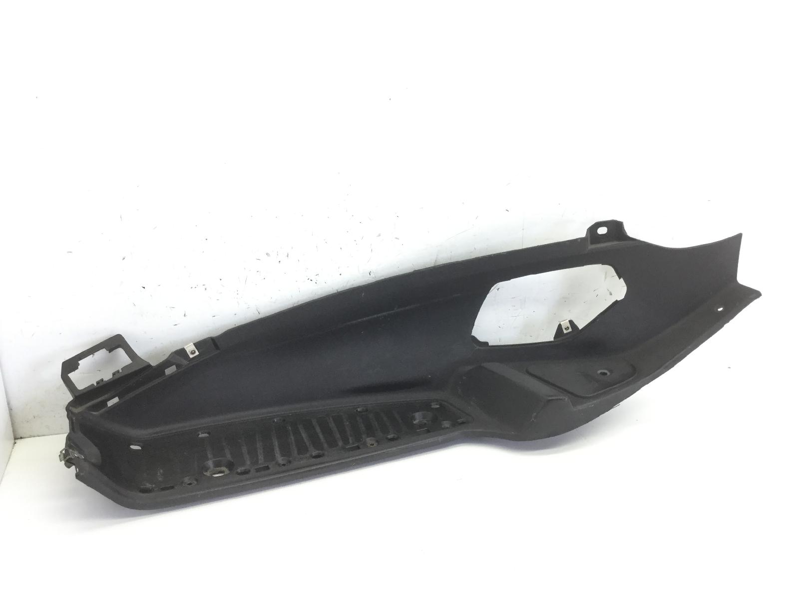 Piaggio mp3 250 carena pedana pavimento poggiapiedi sinistra -attacco rotto 2006 2008 m47201