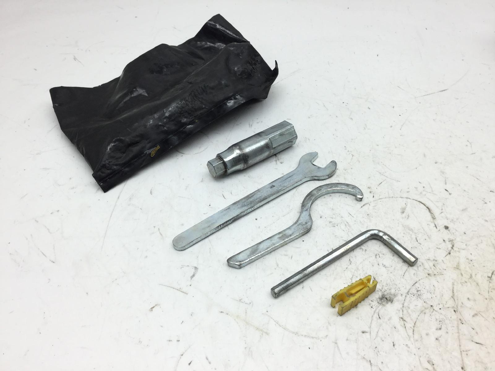 Piaggio mp3 250 kit attrezzi attrezzatura di bordo 2006 2008 m47201