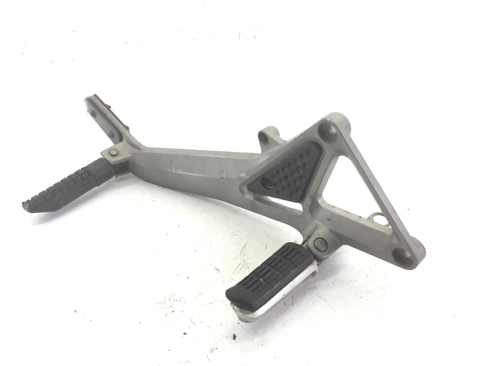 Honda hornet 600 pedane poggiapiedi destre e supporto 2001 2001 pc34a61m