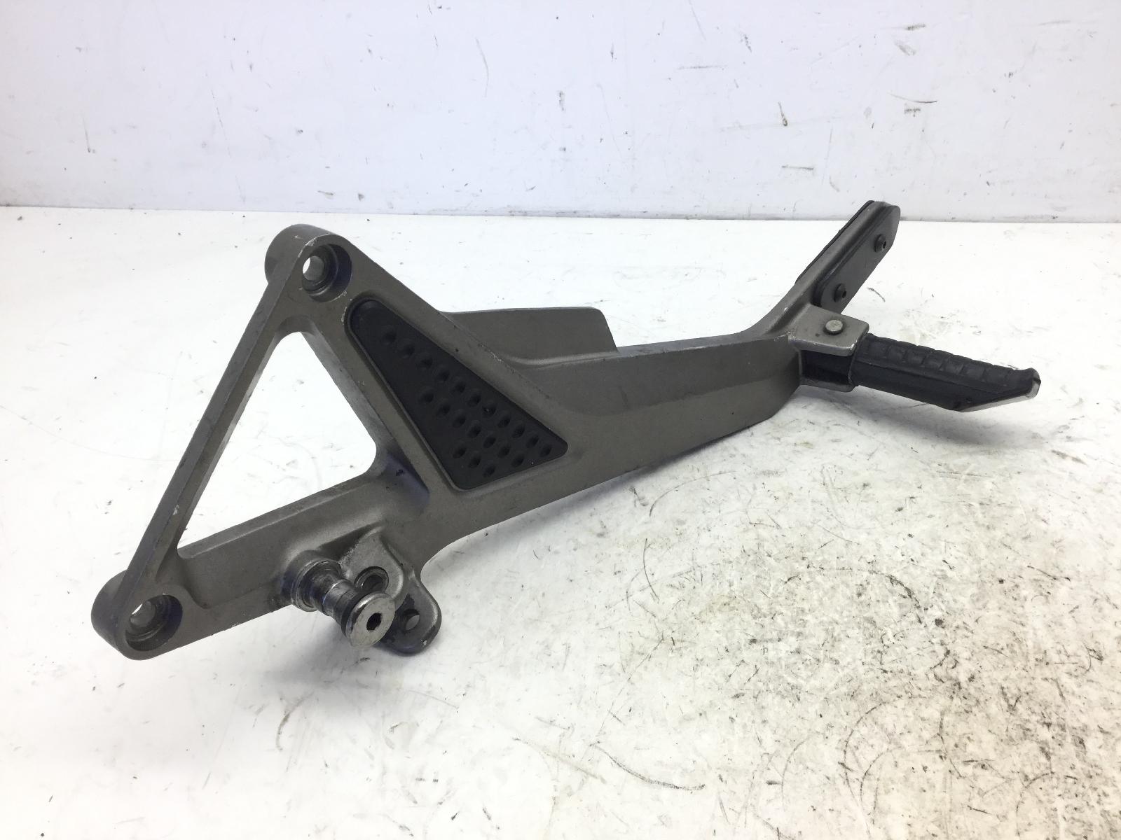Honda hornet 600 pedana poggiapiede posteriore sinistra e staffa 2001 2001 pc34a91m