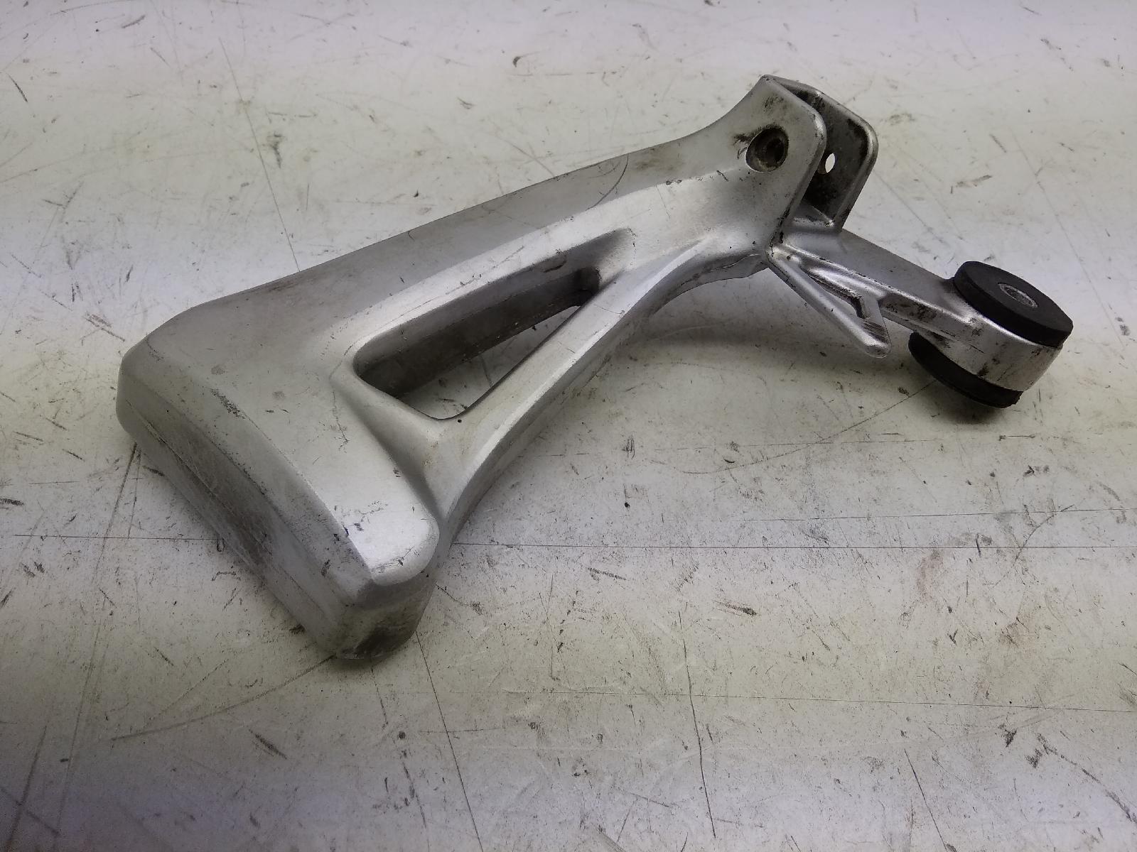 Suzuki sv 650 staffa supporto destra pedana posteriore 2001 2002 av133