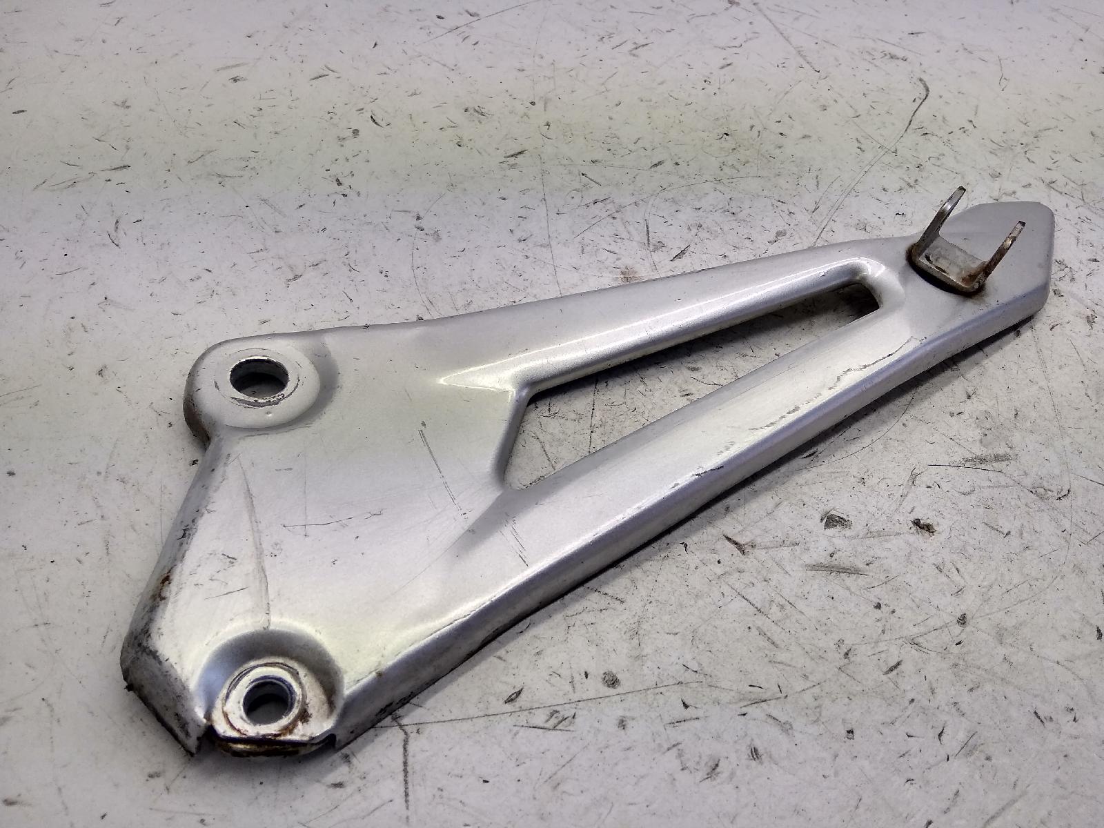 Yamaha ybr 125 supporto pedana posteriore sinistra 2007 2009 re051