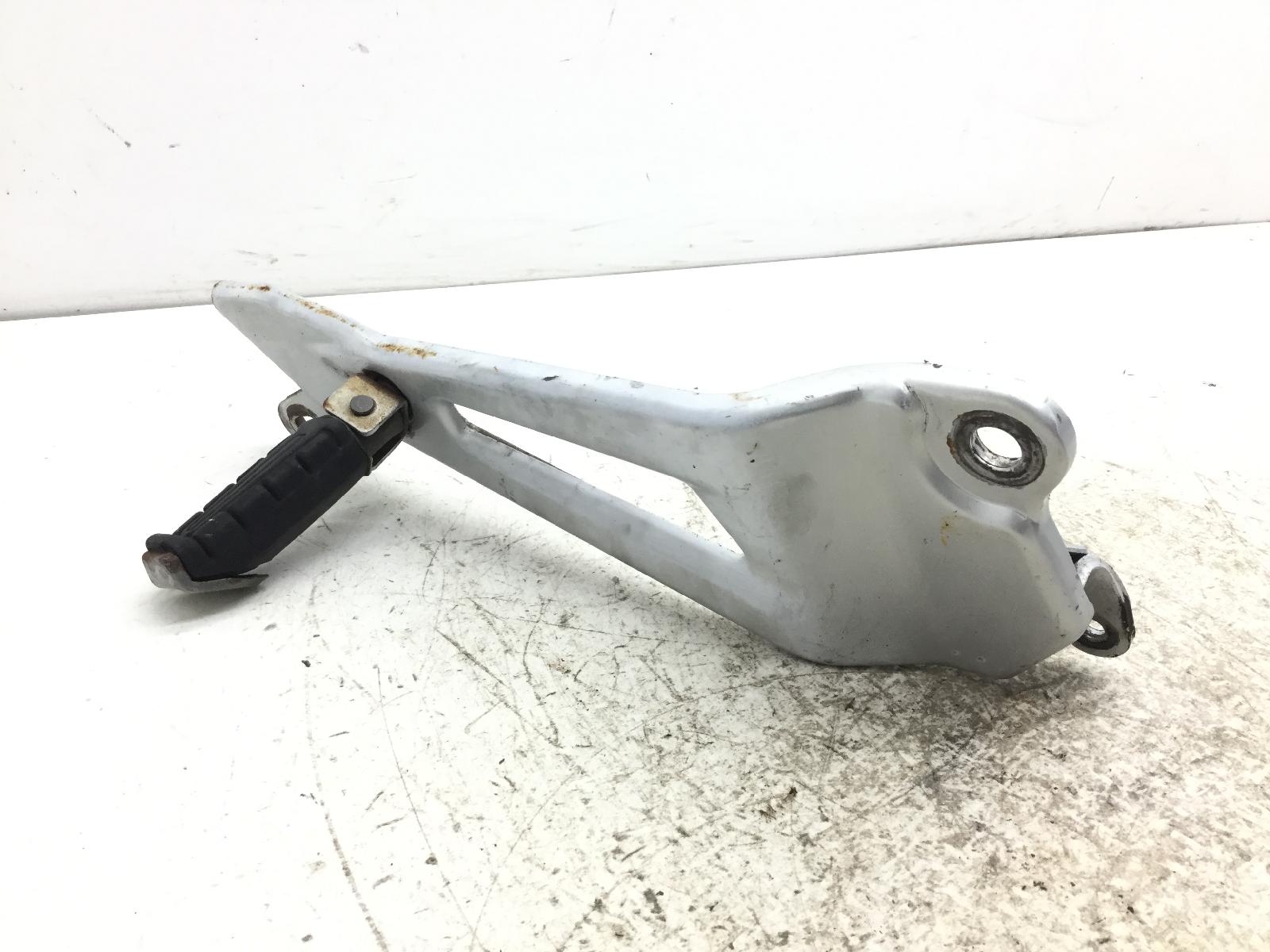 Yamaha ybr 125 pedana posteriore poggiapiede destra e staffa supporto 2007 2009 re051