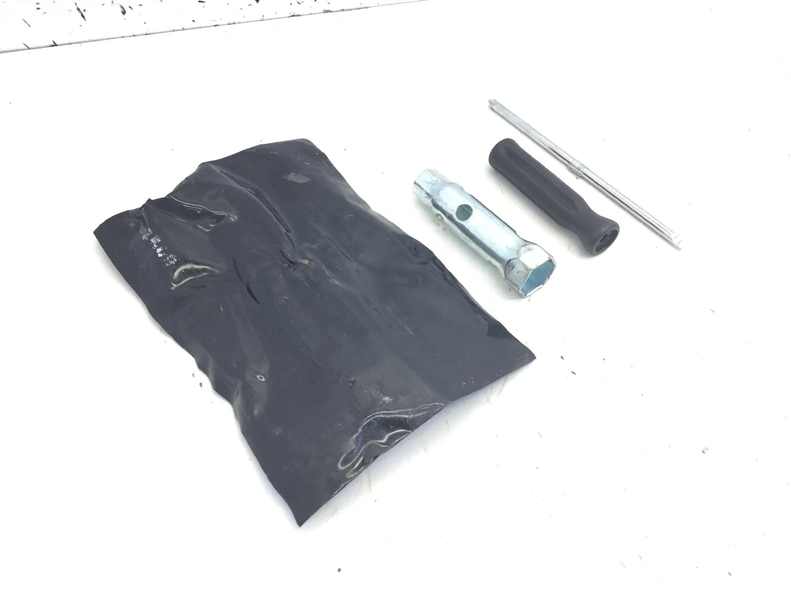 Piaggio liberty 2t 50 kit attrezzi attrezzatura di bordo 2007 2008 c42500