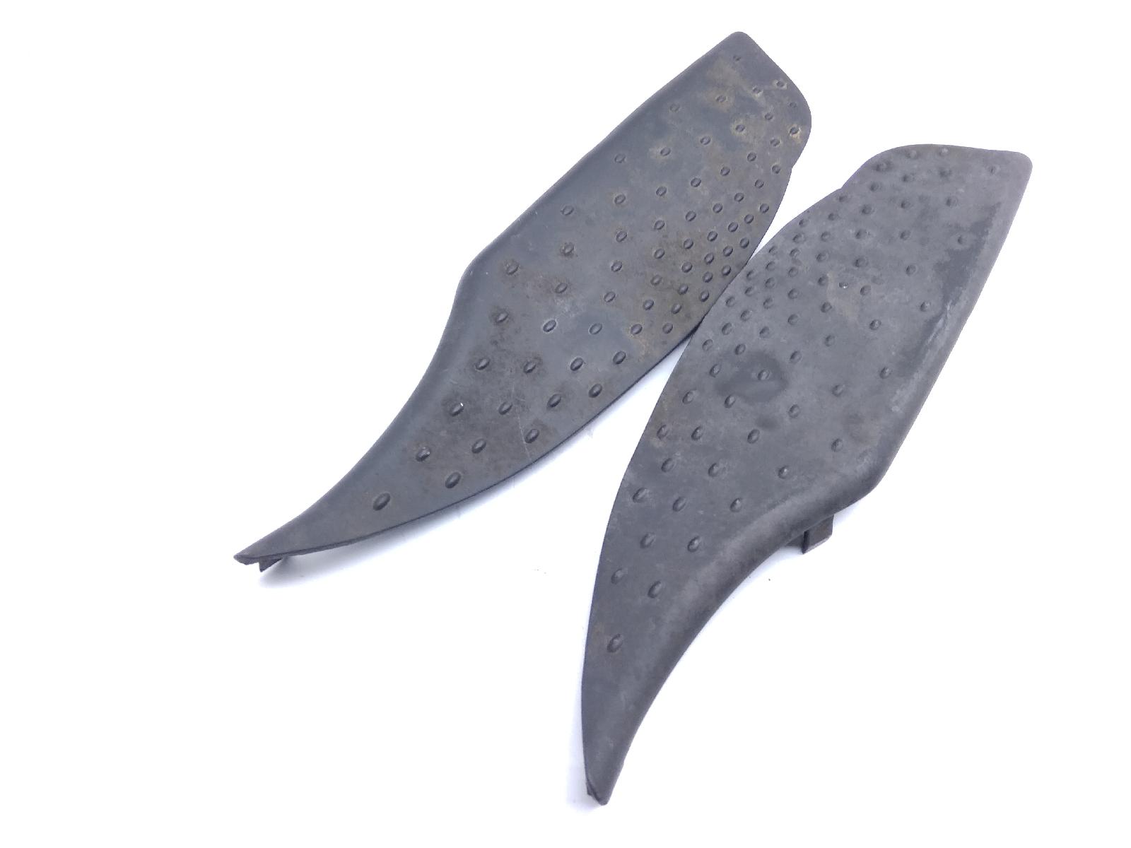 Aprilia scarabeo light 250 coppia tappetini pedana - 1 piolo usurato 2006 2008 vrb00
