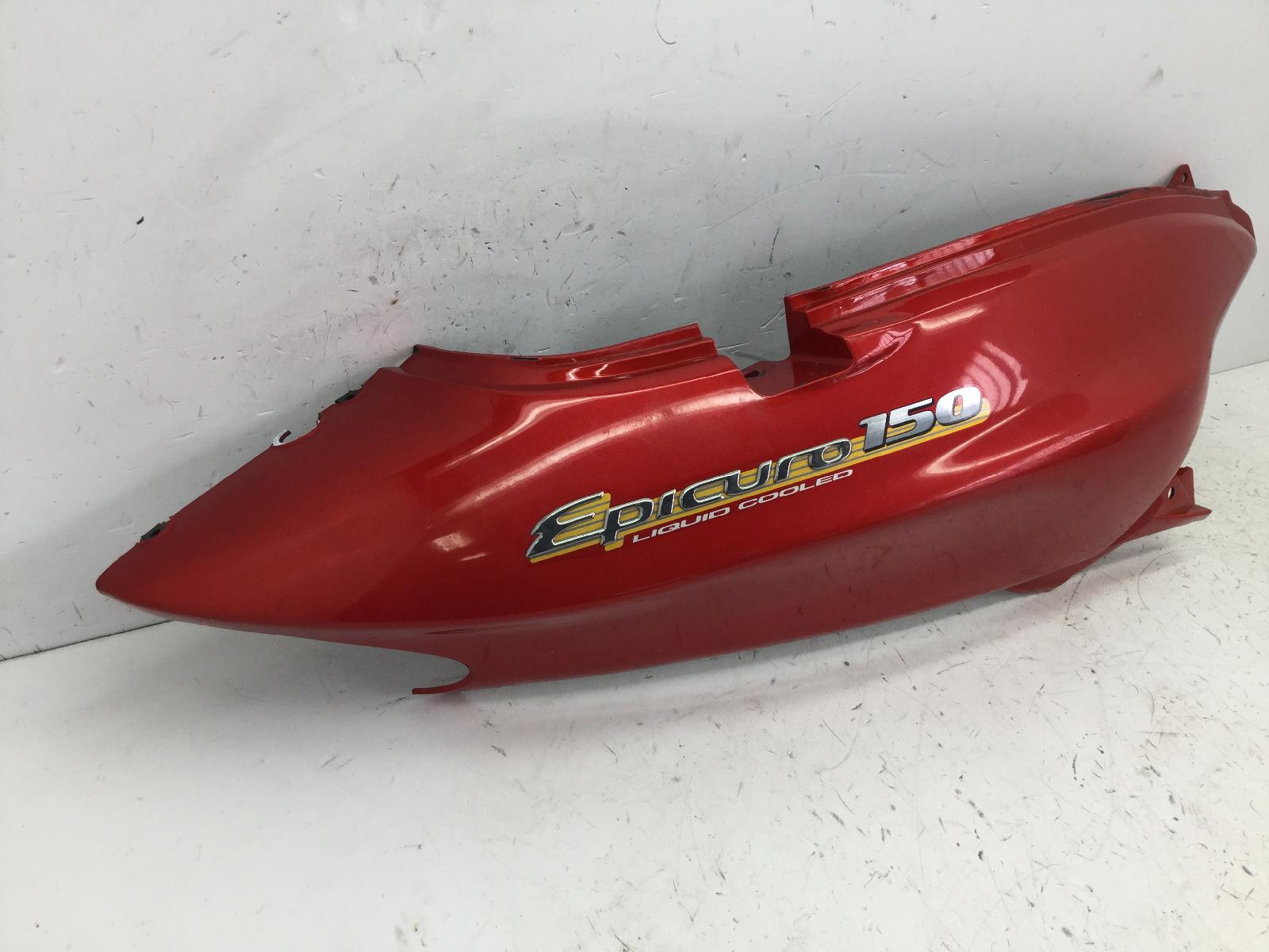 Suzuki uc epicuro 150 carena fiancata posteriore destra con aletta rotta 1999 2001 ay111