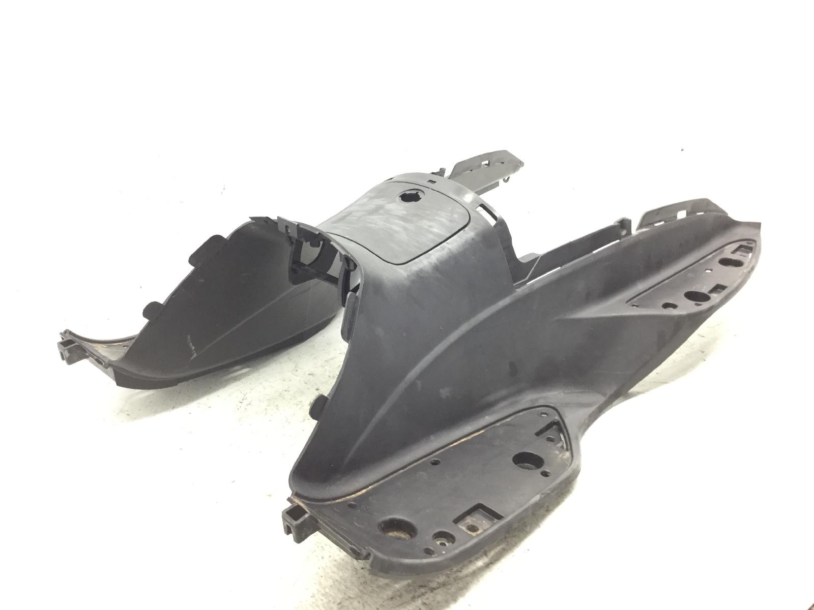 Suzuki uc epicuro 150 carena pedana pavimento poggiapiedi e sportellino 1999 2001 ay111