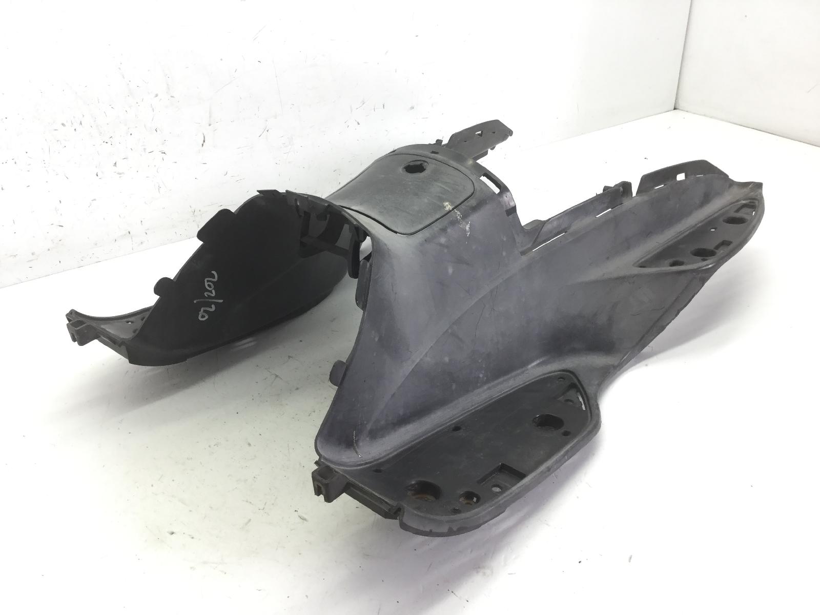 Suzuki uc epicuro 150 carena pedana pavimento poggiapiedi 1999 2001 ay111