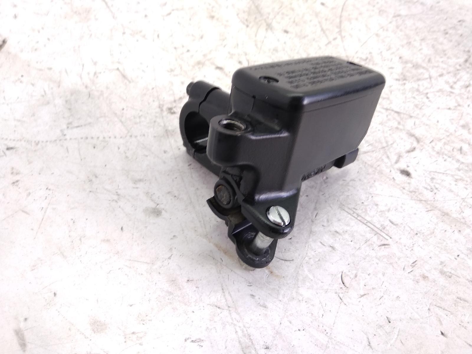 Honda sw-t abs 600 pompa freno anteriore destra 2011 2011 jh2pf01d2bk