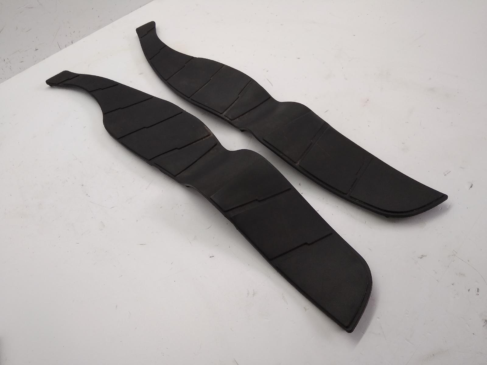 Suzuki burgman 200 coppia tappetini pedana 1 piolo rotto 2011 2012 cd112