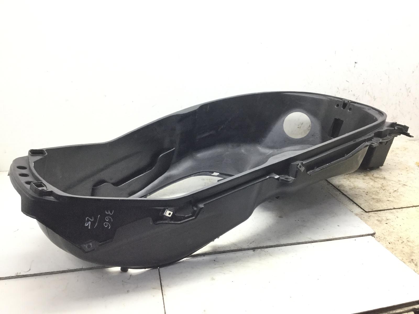 Piaggio x10 4t 4v ie euro 3 125 carena vano sottosella e supporto batteria 2012 2015 m76101