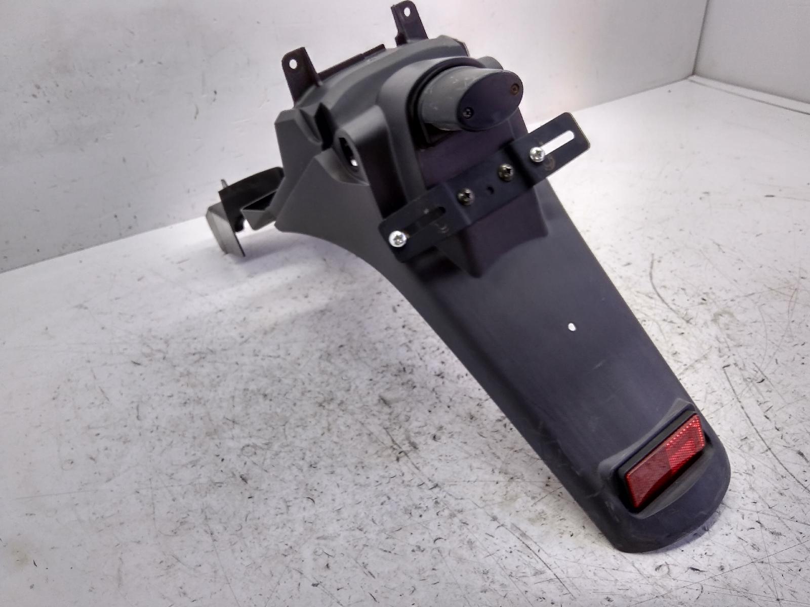 Suzuki ug hokuto 110 parafango posteriore interno portatarga e luce 2000 2000 a7111