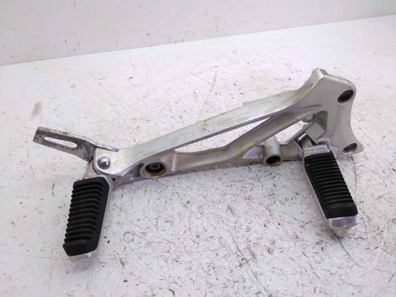 Suzuki gsx e f-h 550 supporto pedane destro e pedane 1985 1987 gn71d
