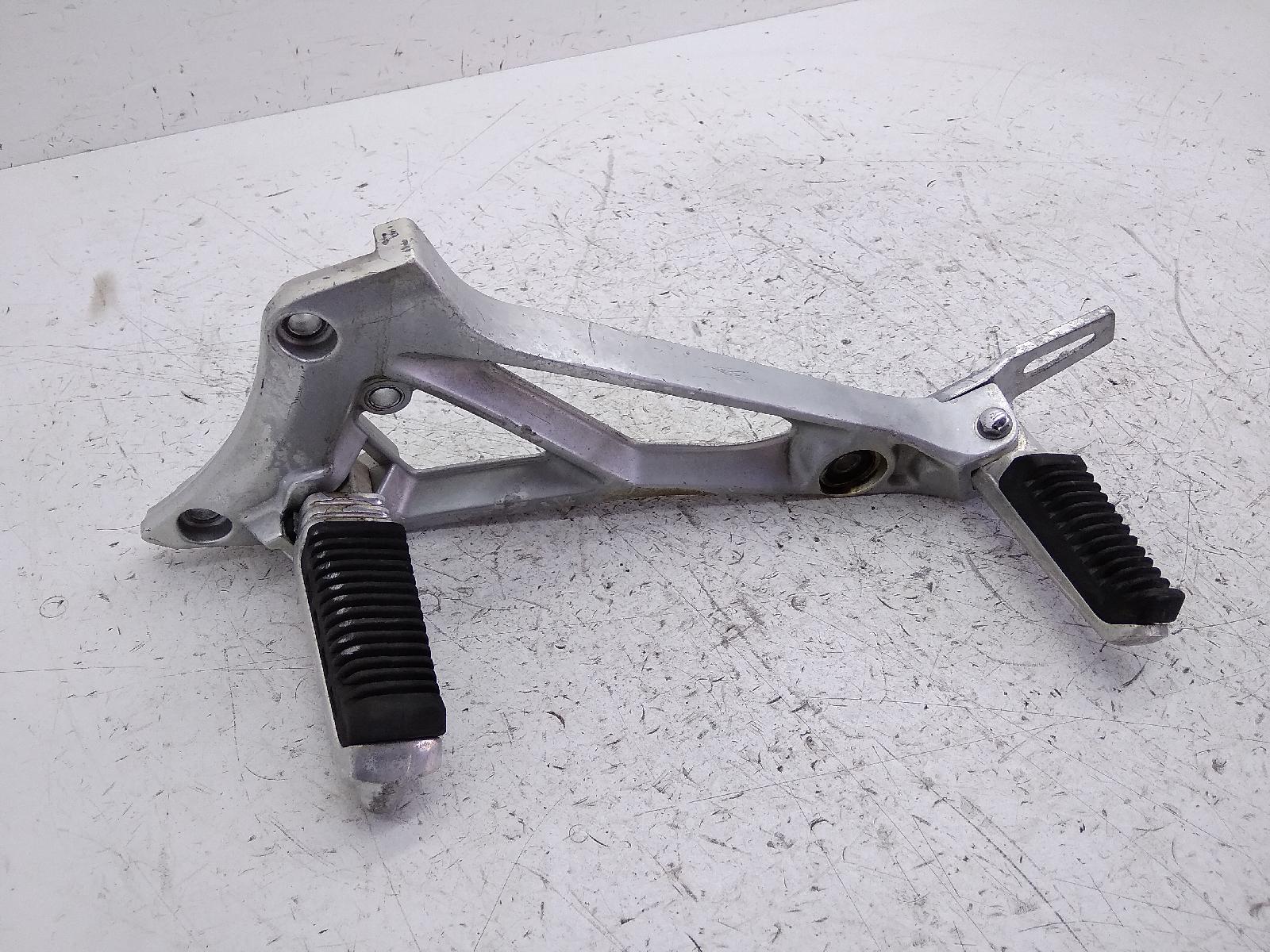 Suzuki gsx e f-h 550 supporto pedane sinistro e pedane 1985 1987 gn71d
