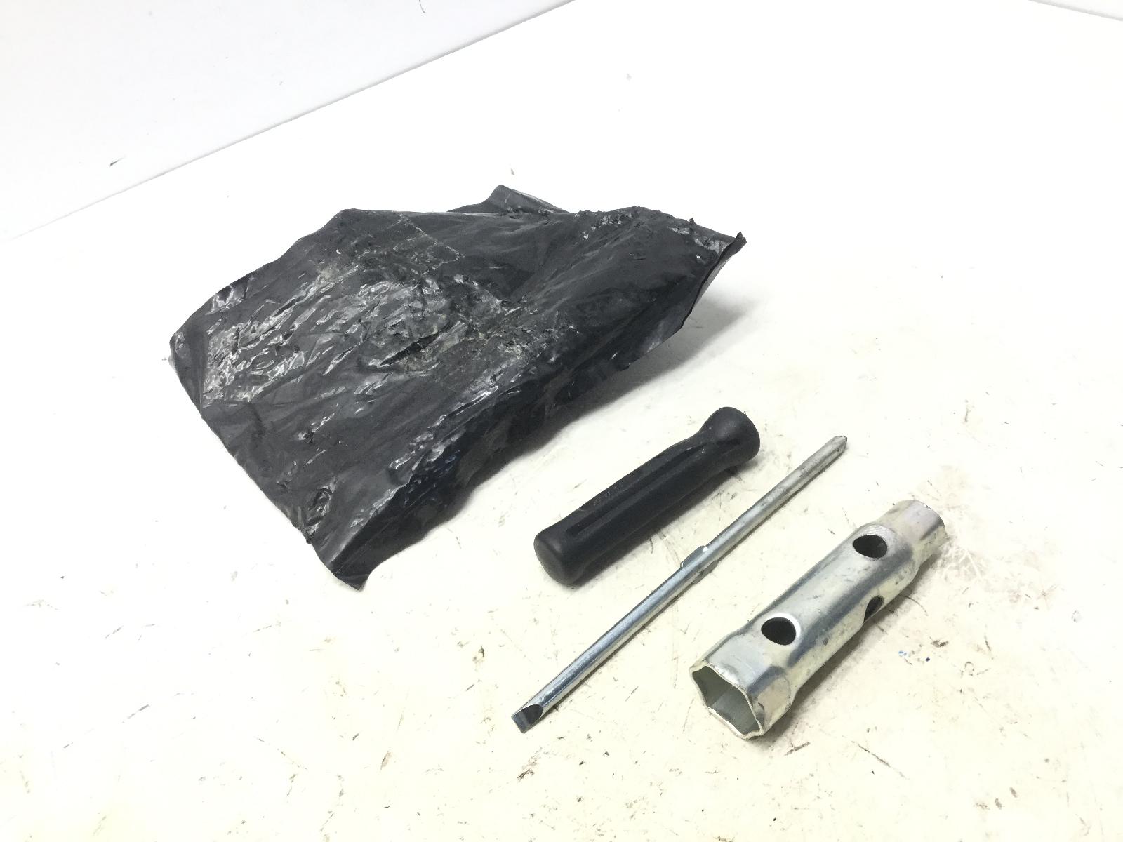 Piaggio vespa lx 2t 50 kit attrezzi attrezzatura di bordo 2009 2013 c38101