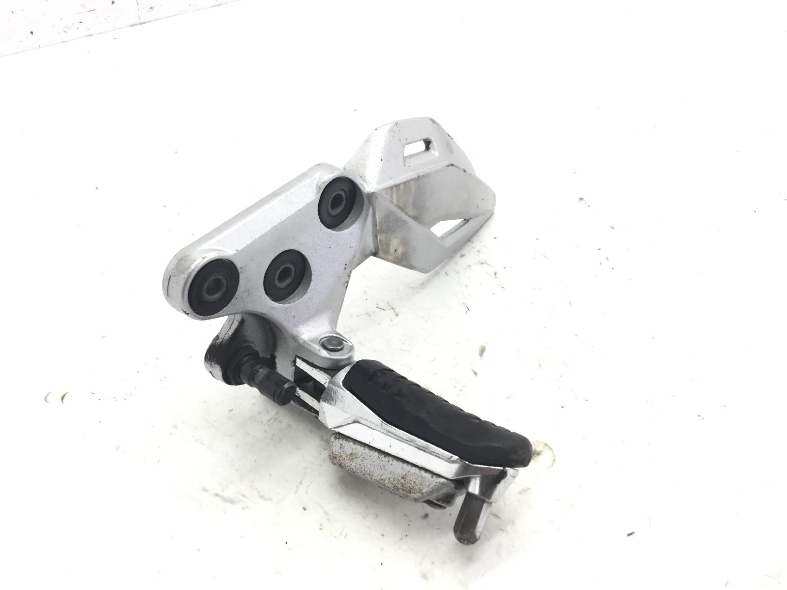 Suzuki gsr l1 750 pedana anteriore poggiapiede sinistra e supporto 2011 2011 c5111