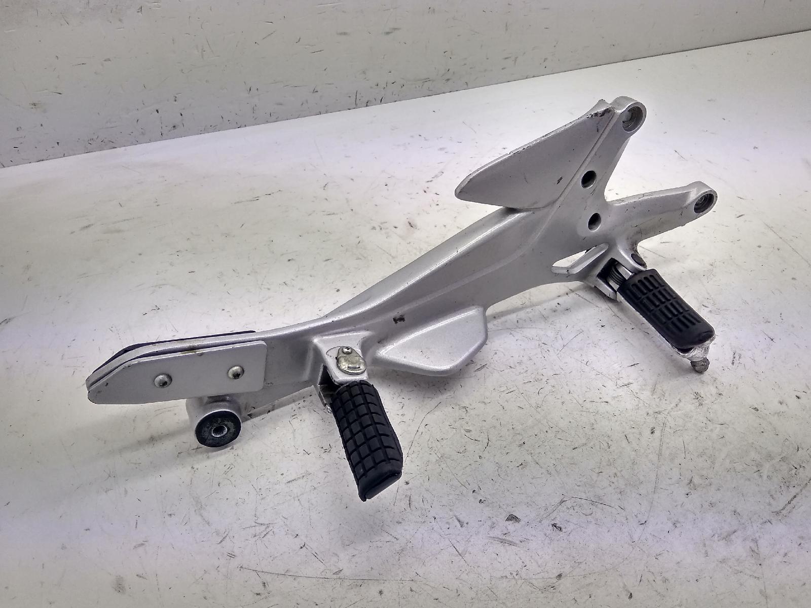 Honda cb 500 supporto destro e pedane poggiapiedi -difetto pedana anteriore 2004 2005 pc39c04f