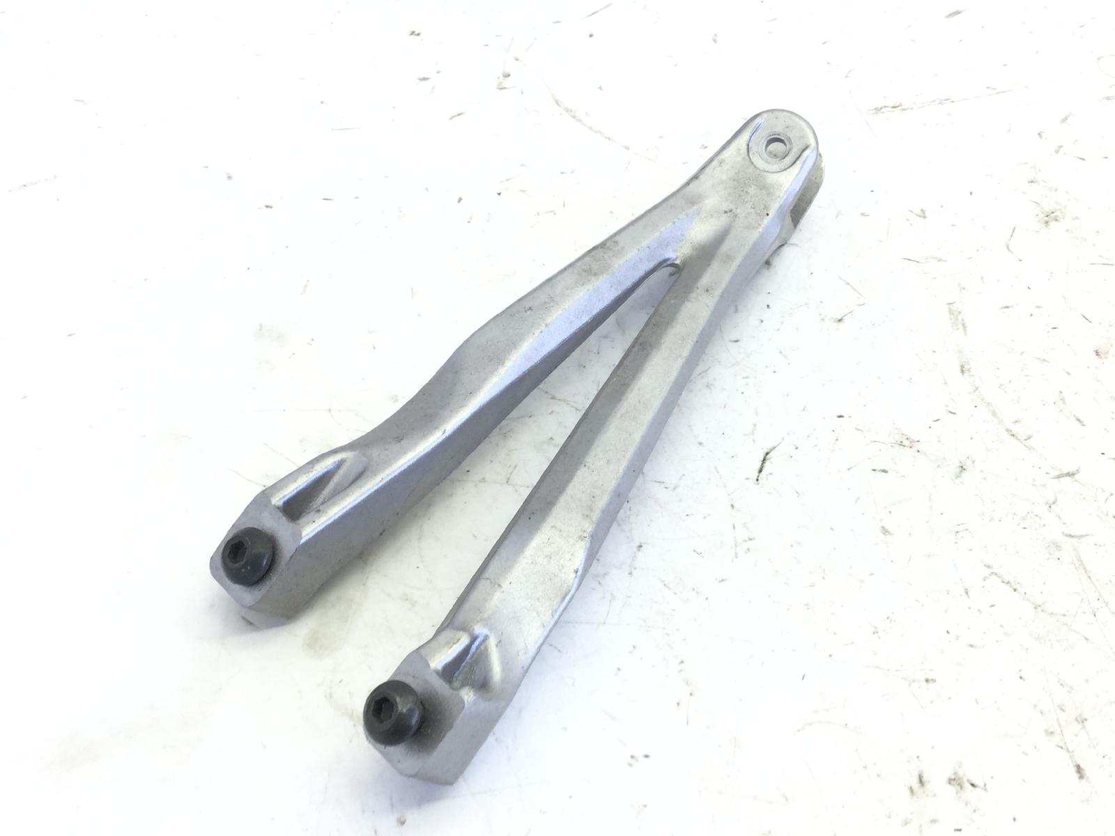 Yamaha yzf r1 1000 staffa supporto pedana poggiapiede posteriore sinistra 2004 2005 rn121-rn124