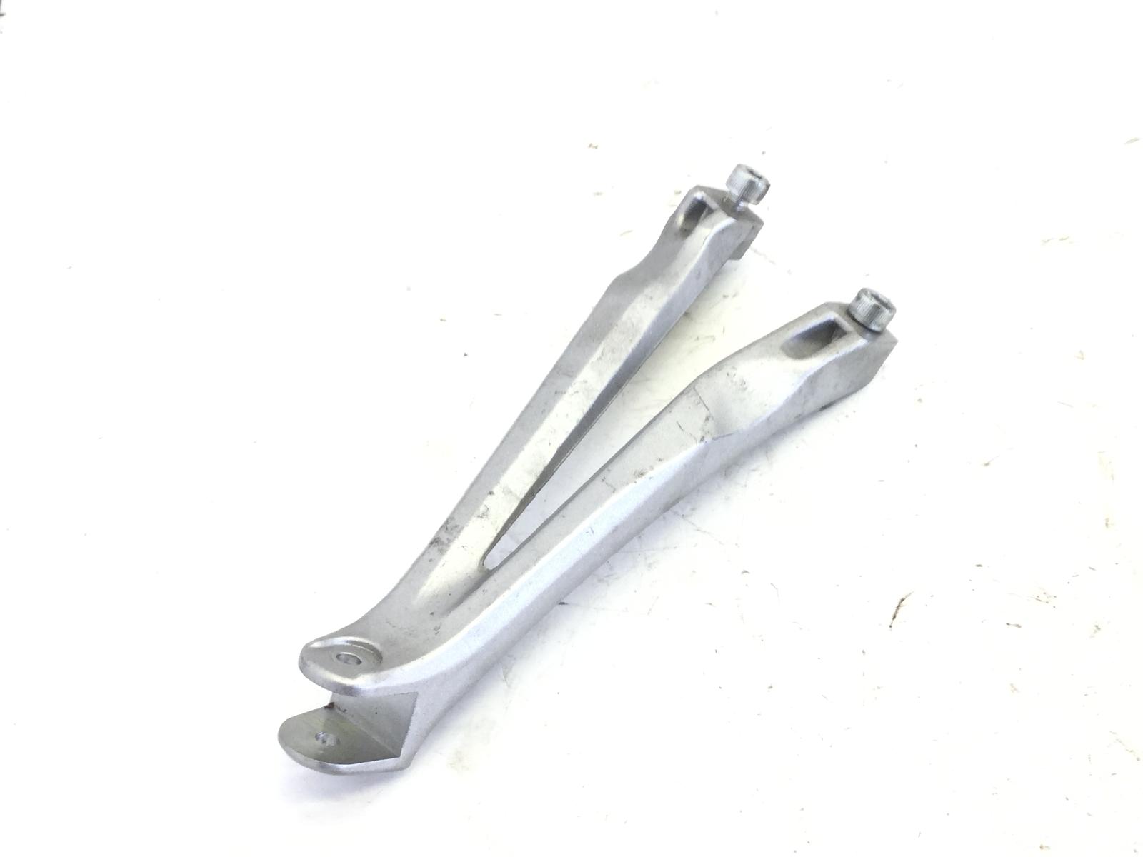 Yamaha yzf r1 1000 staffa supporto pedana poggiapiede posteriore sinistra 2004 2005 rn121-rn124