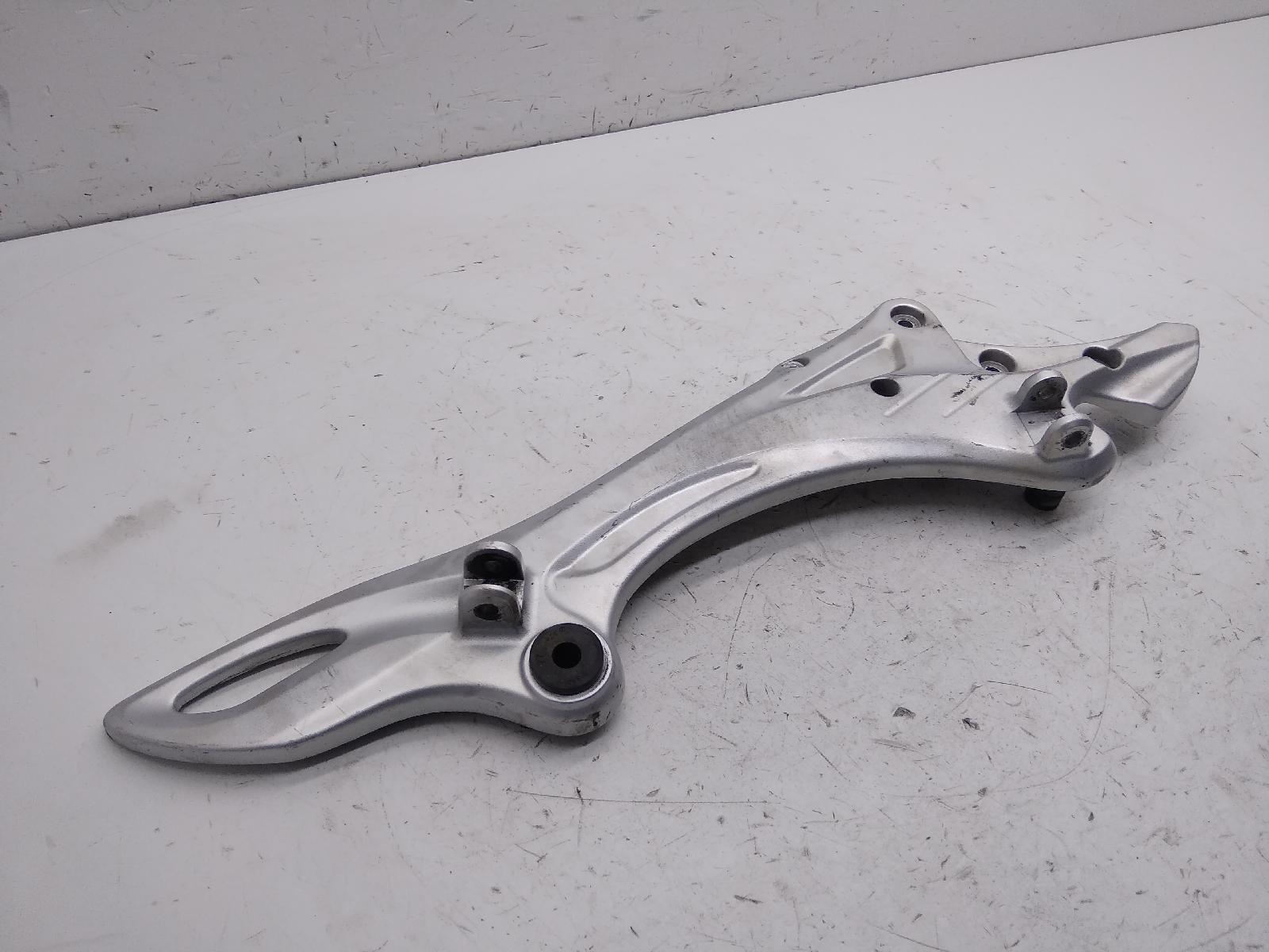 Suzuki gladius sfv 650 supporto staffa pedane destro 2009 2010 cx111
