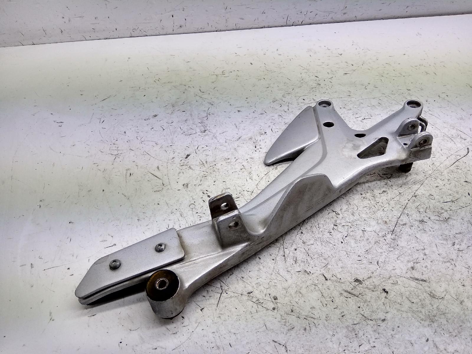 Honda cbf 500 staffa supporto destro pedane poggiapiedi 2004 2006 pc39c04f