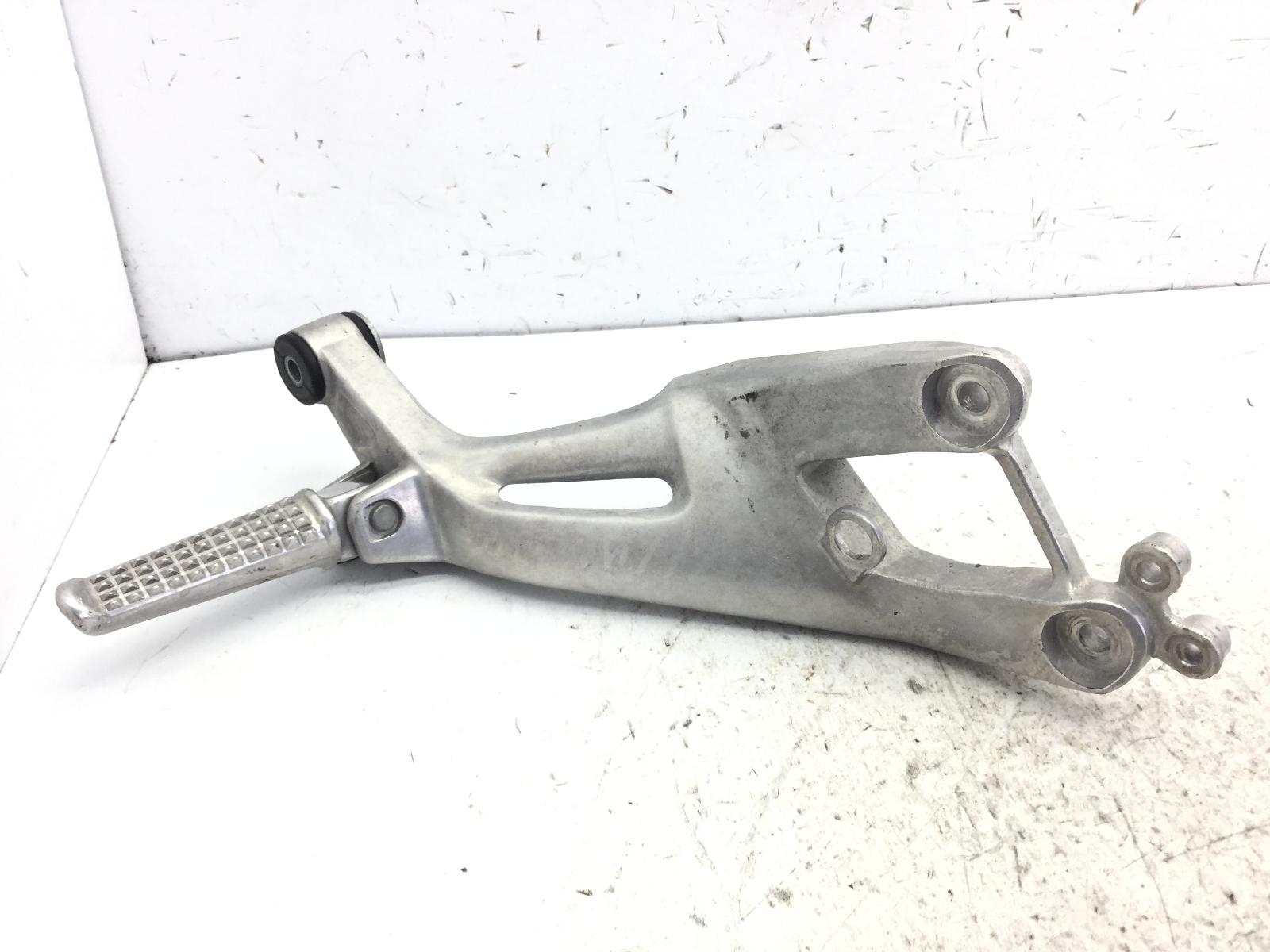 Honda cbr xx 1100 pedana posteriore poggiapiede destra e supporto 2001 2006 jh2sc35a3xm