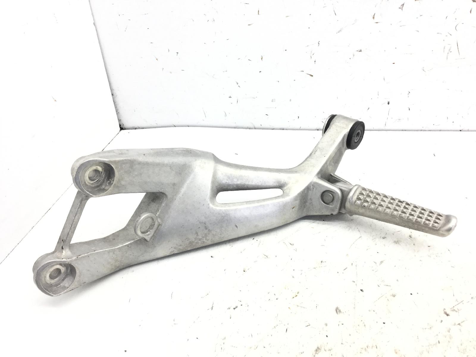 Honda cbr xx 1100 pedana posteriore poggiapiede sinistra e supporto 2001 2006 jh2sc35a3xm