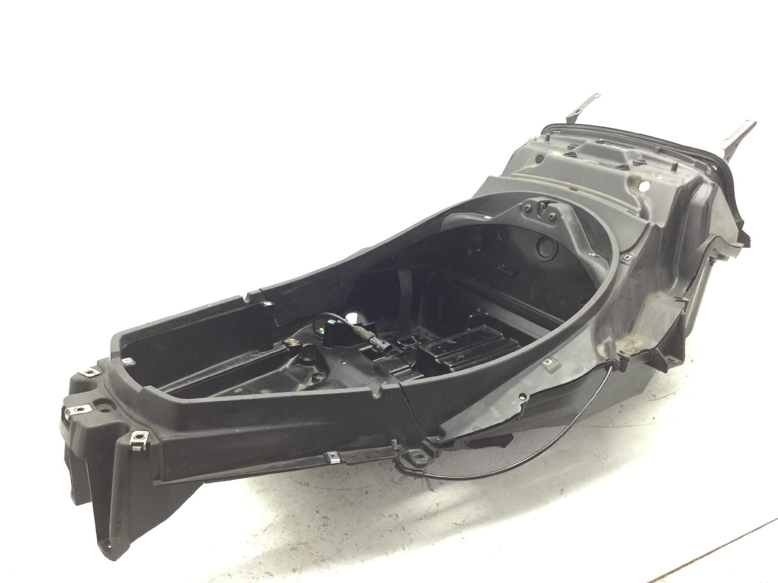 Piaggio mp3 ibrido 125 vano batteria carena sottosella bauletto posteriore 2009 2010 m65100