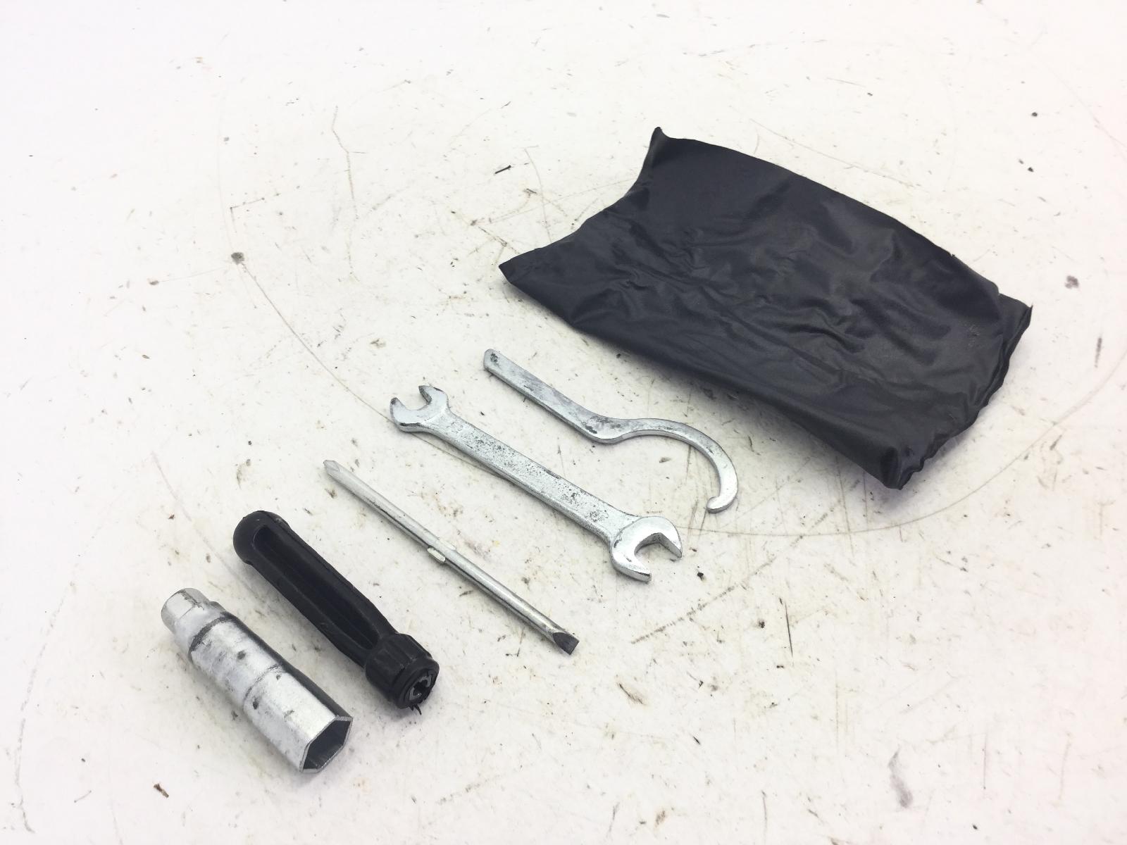 Aprilia sportcity one 125 kit attrezzi attrezzatura di bordo 2008 2011 sg000