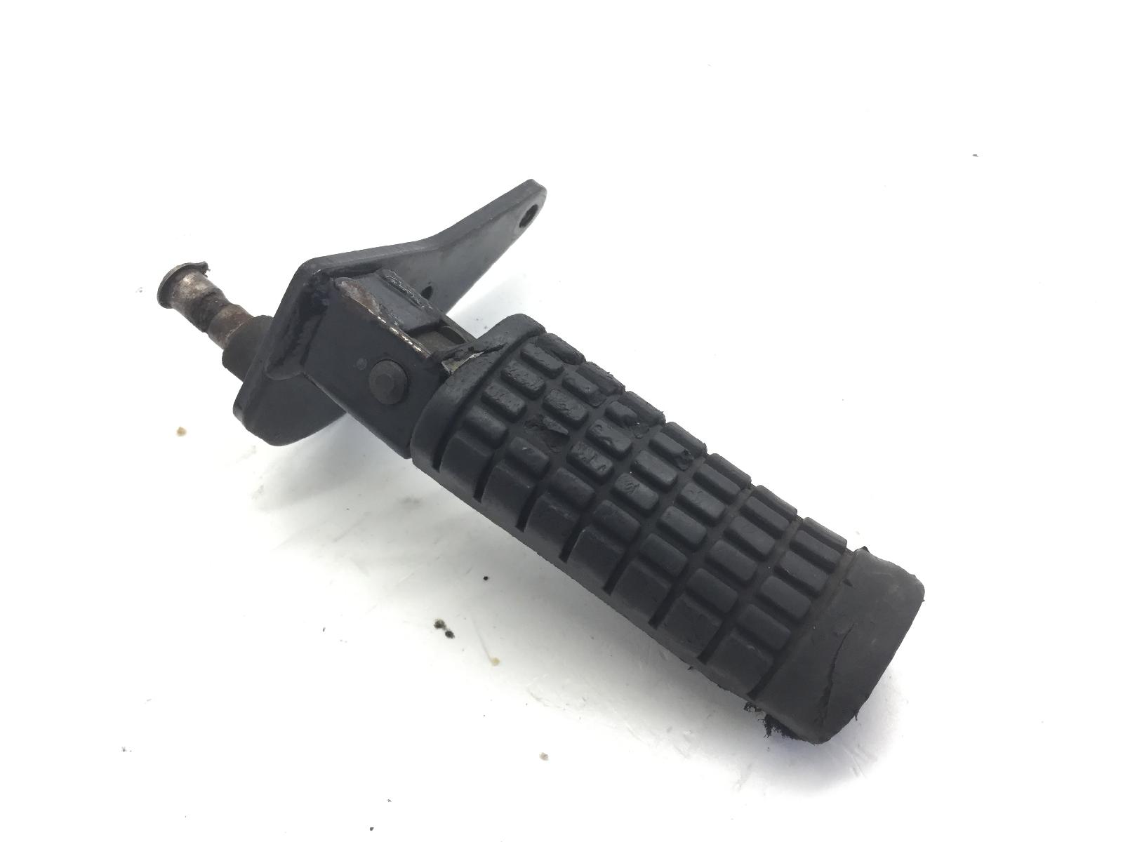 Suzuki gz marauder 250 pedana anteriore sinistra e supporto - gomma usurata 1999 2001 ar111
