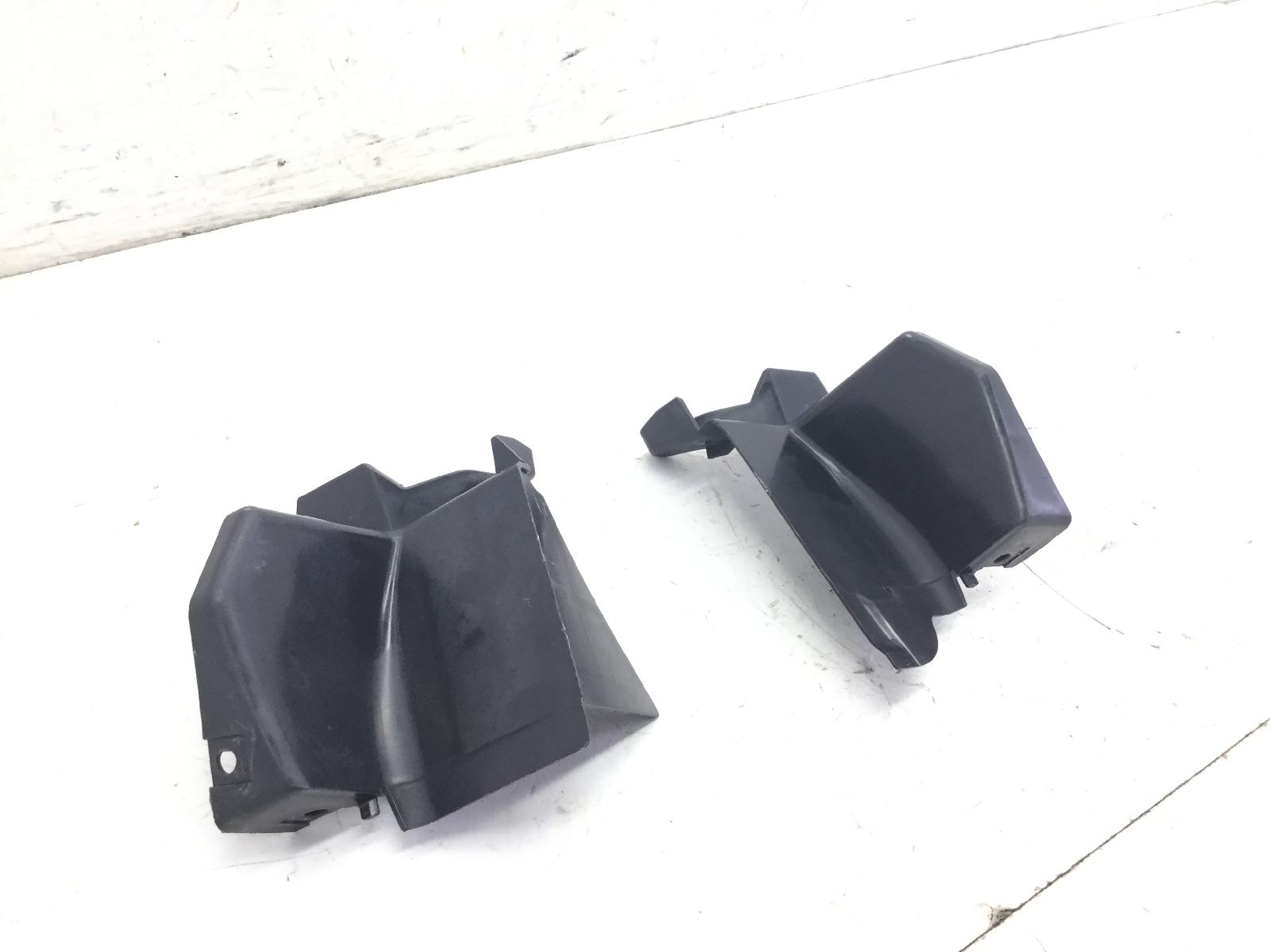 Suzuki sixteen 150 coppia supporto paraspruzzi vano ruota anteriore 2008 2010 cp111