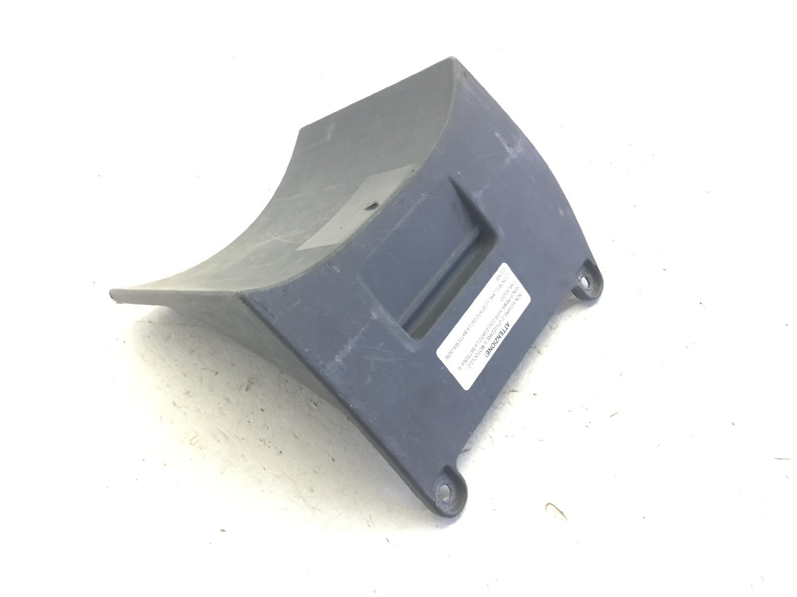 Malaguti f18 warrior 150 carena coperchio tappo vano batteria 2000 2002